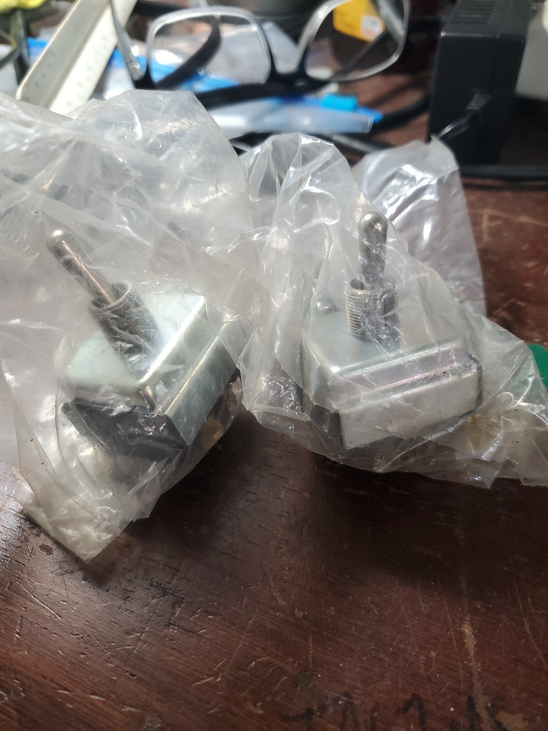 (2-PCS) CUTLER HAMMER 9430 250VAC 10A TOGGLE SWITCH (TA61MS)