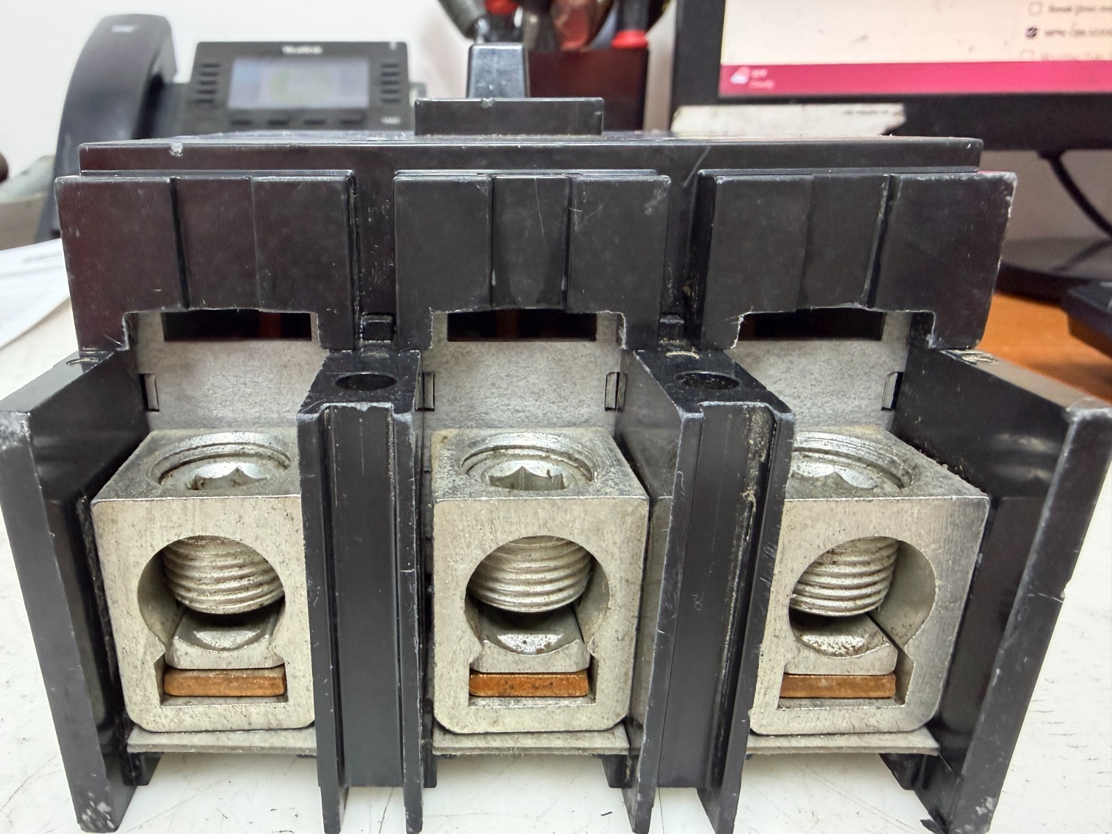 👀SQUARE D 200 AMP POWERPACT CIRCUIT BREAKER 240 VAC 3 POLE QBL32200 – FLAW