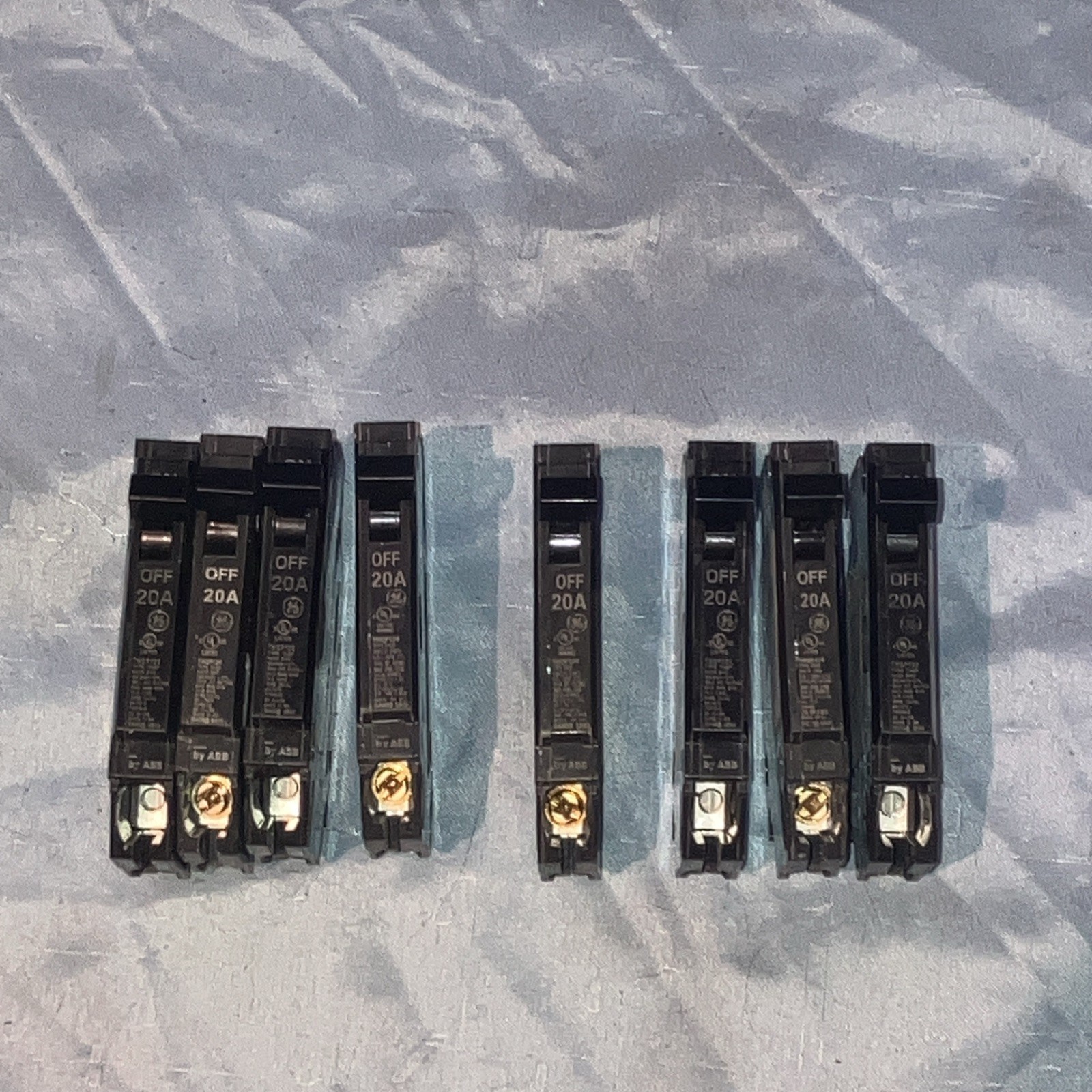 *LOT OF 8 GE Q-Line 20 Amp 1/2 in. 1-Pole Circuit Breaker (THQP120)