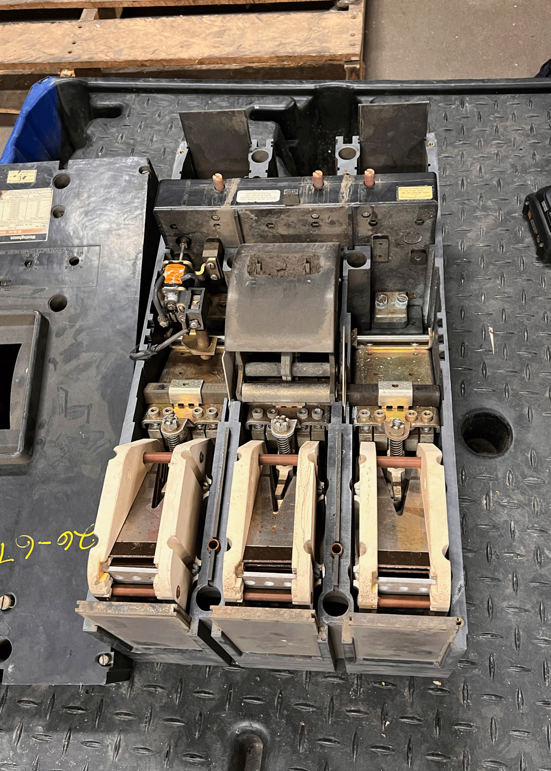 Westinghouse PB32000F 1600amp Trip De-Ion circuit breaker BROKEN SWITCH PARTS