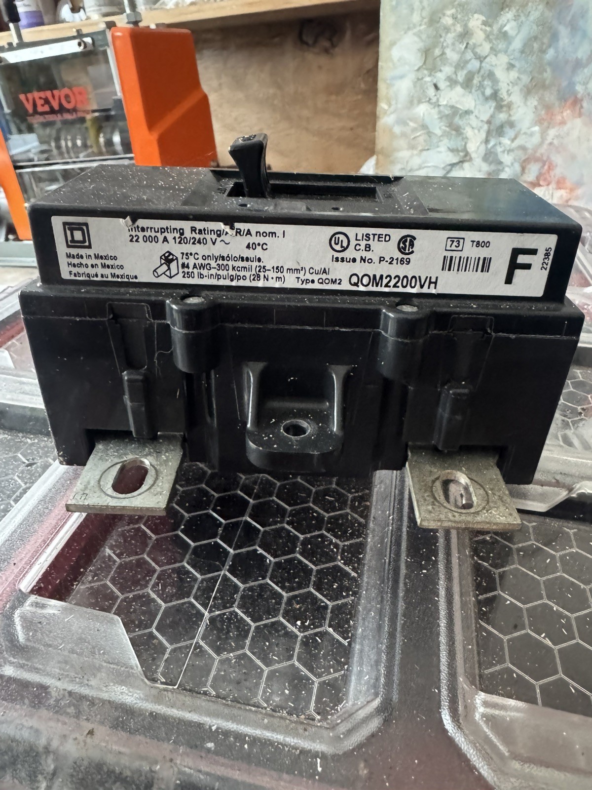 Square D 2 Pole 200 Amp Main Circuit Breaker 120/240 V 50/60 Hz QOM2200VH