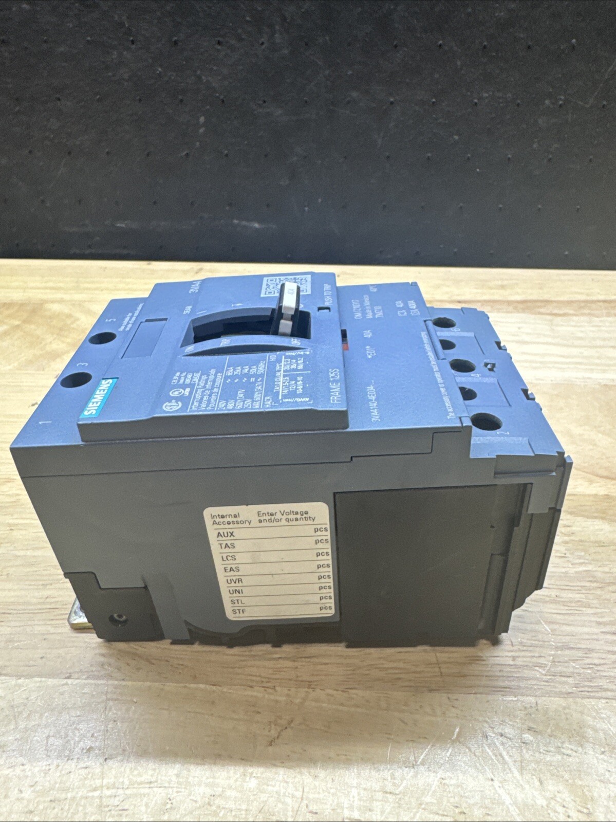 Siemens 3VA4140-4ED34-0AA0 3 Pole 40 Amp 240/480/600v Tested Chipped Corner