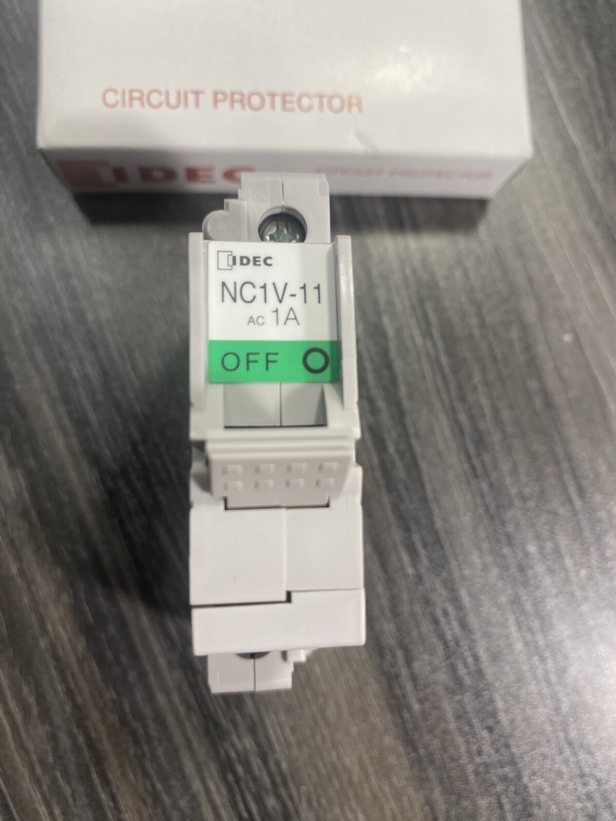 IDEC NC1V-1100F-1AM Slow Curve Circuit Breaker w/ Delay 250VAC 65VDC 1A 1-Pole