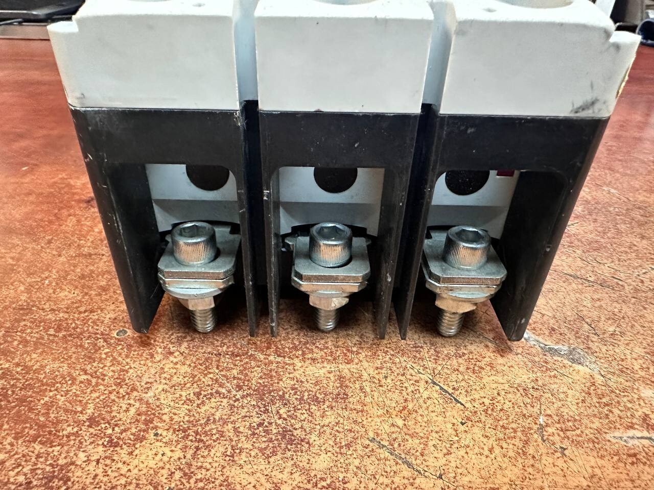 Eaton Circuit Breaker PDG33G0600FNNN 3-Pole 400A 600V w/ Trip Unit PDG3XTFA3H400