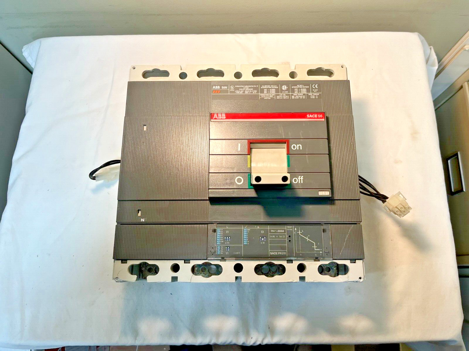 ABB Sace S6N 4 Pole 600 AMP 600 VAC Circuit Breaker w/ Auxiliary Switch