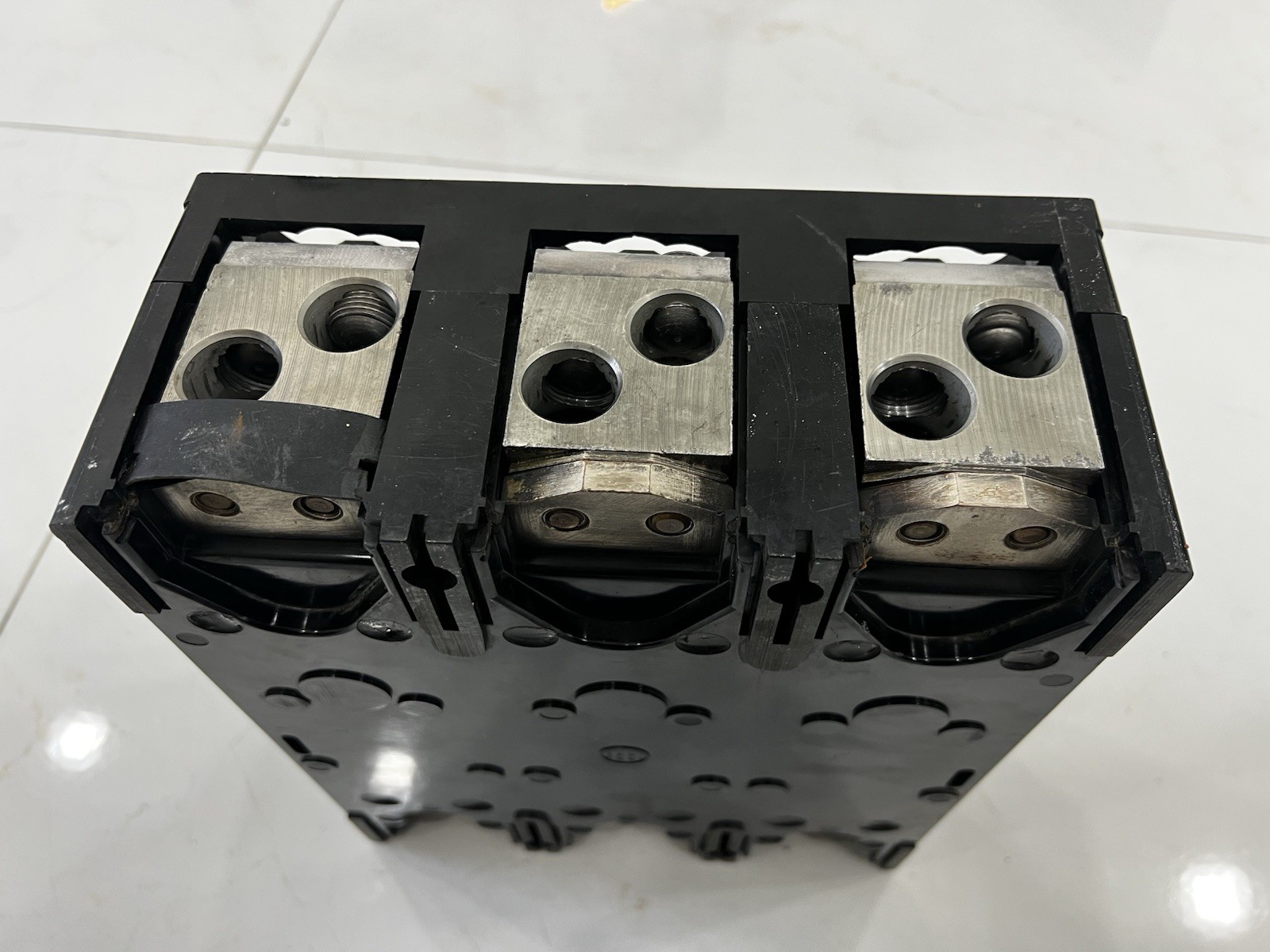 ITE LL3-F600/K-1600 Main Breaker 600A 3P 600VAC Bolt-On Trip Indicator