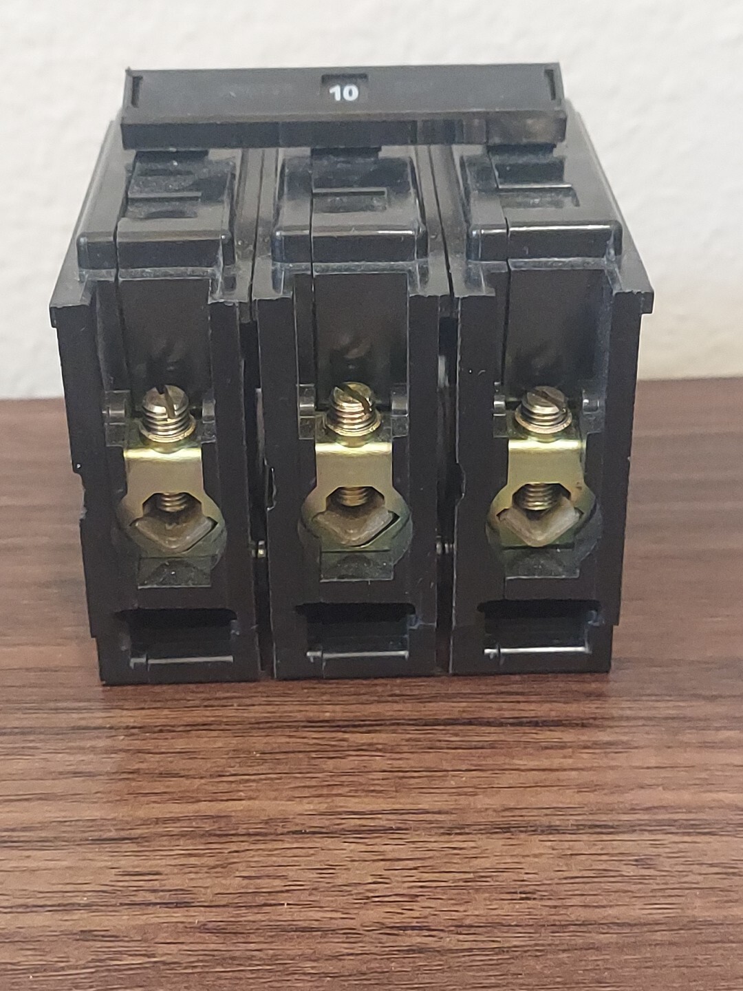 Cutler-Hammer HQP3010H 3 pole 10 amp PLUG IN/ON Circuit Breaker (eaton)