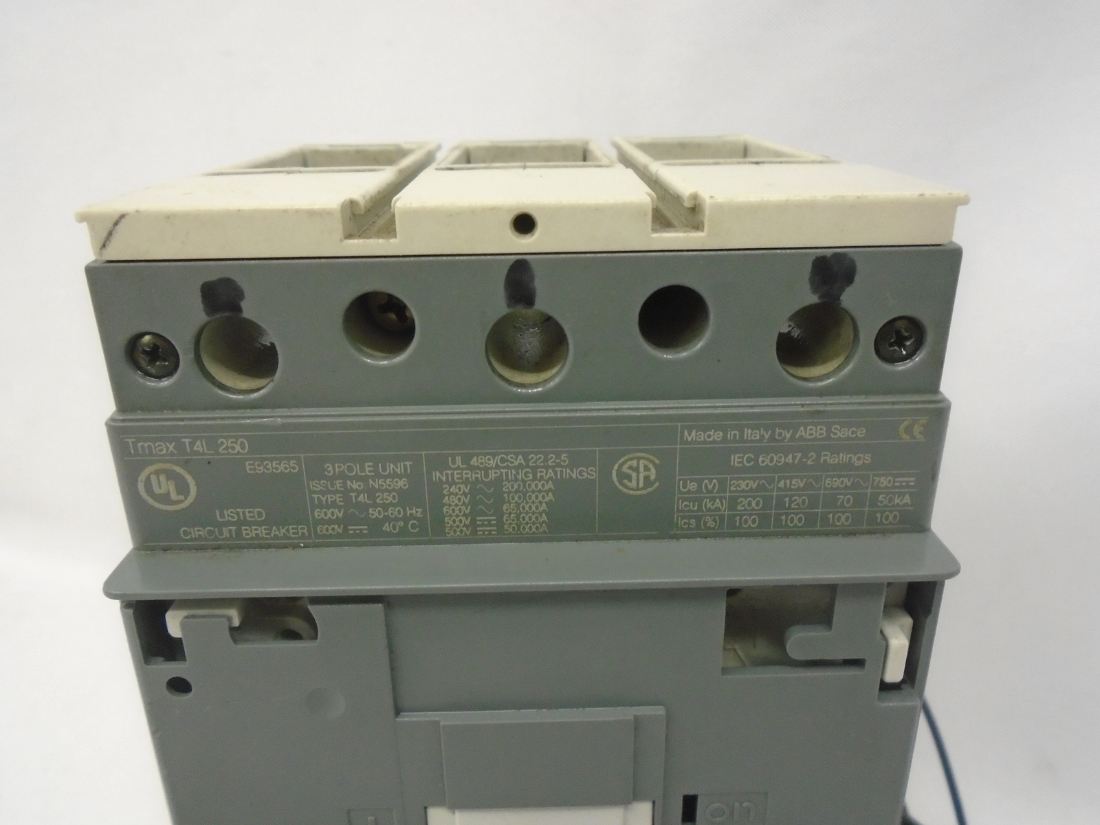ABB/SACE TMAX TYPE T4L250 CIRCUIT BREAKER 100A 3-P 600V w/KT5AS AUXILIARY SWITCH