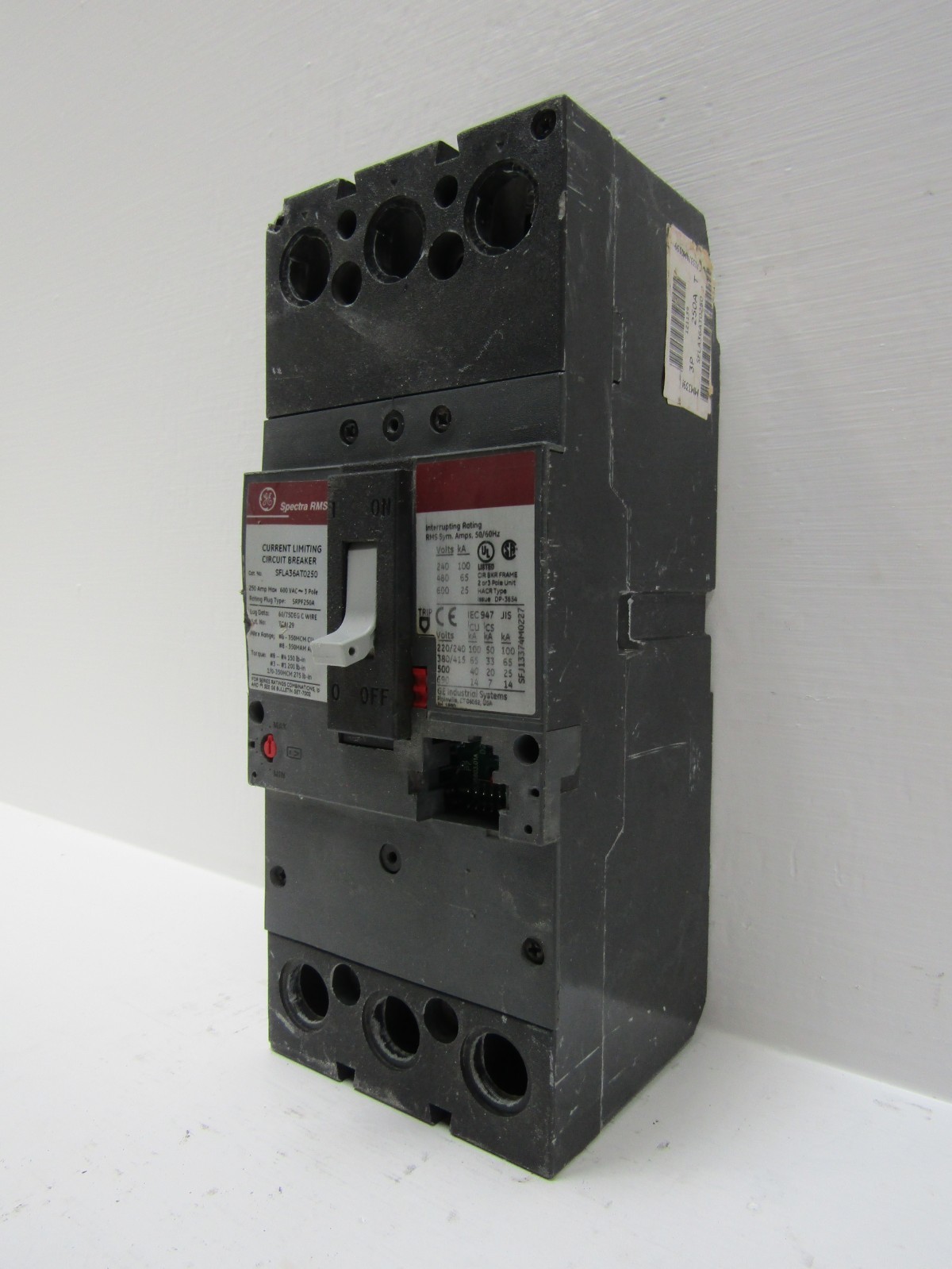 GE SFLA36AT0250 250 Amp 600V 3-Pole Spectra RMS Circuit Breaker No Plug Chipped