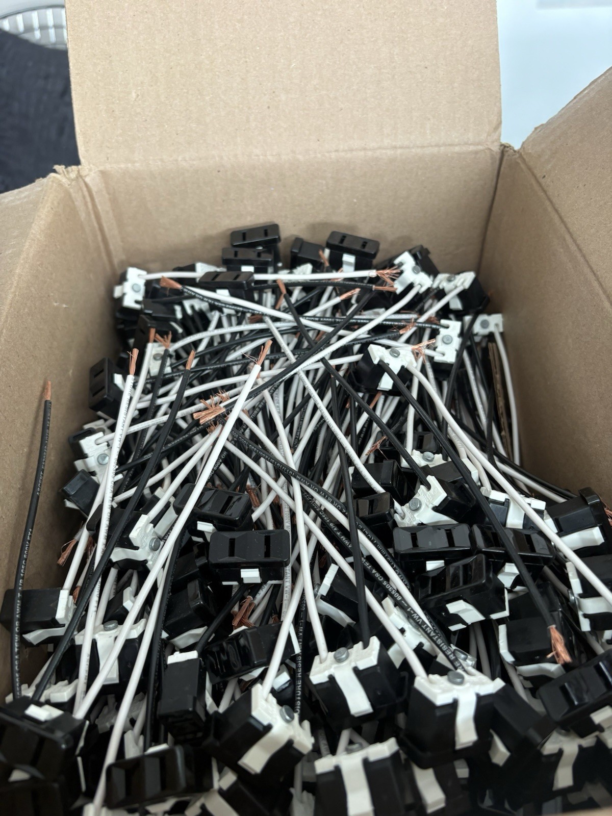 500 PCS LEVITON 15A, 125V, Snap-In Receptacle, 14GA 6-Inch Long Wired, 130