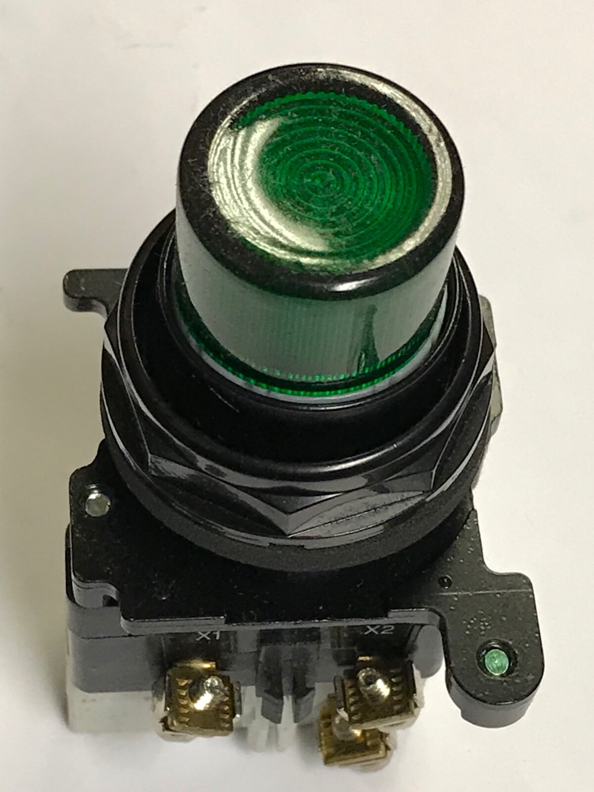 EATON CUTLER HAMMER E34CB497LGD2A 53 Green Illuminated Pushbutton 120 VAC LED