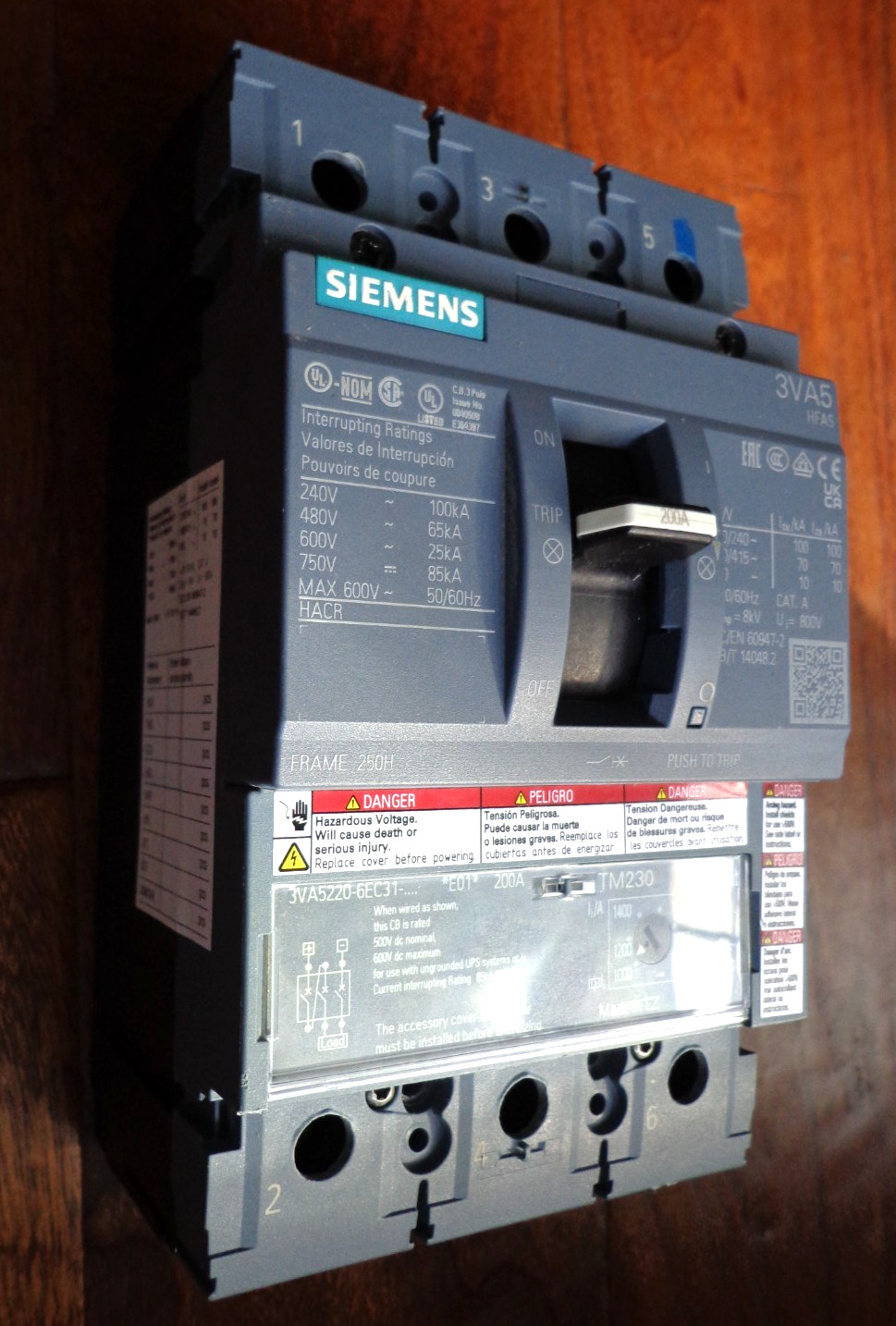 Siemens 3VA5220-6EC31-0AA0 3P 200A 480V Circuit breaker, Great!!