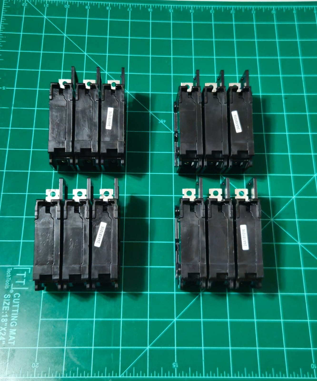 LOT FOR 4 Siemens BQ3B035 35 Amp 3 Pole 240V Circuit Breaker LOT#10027