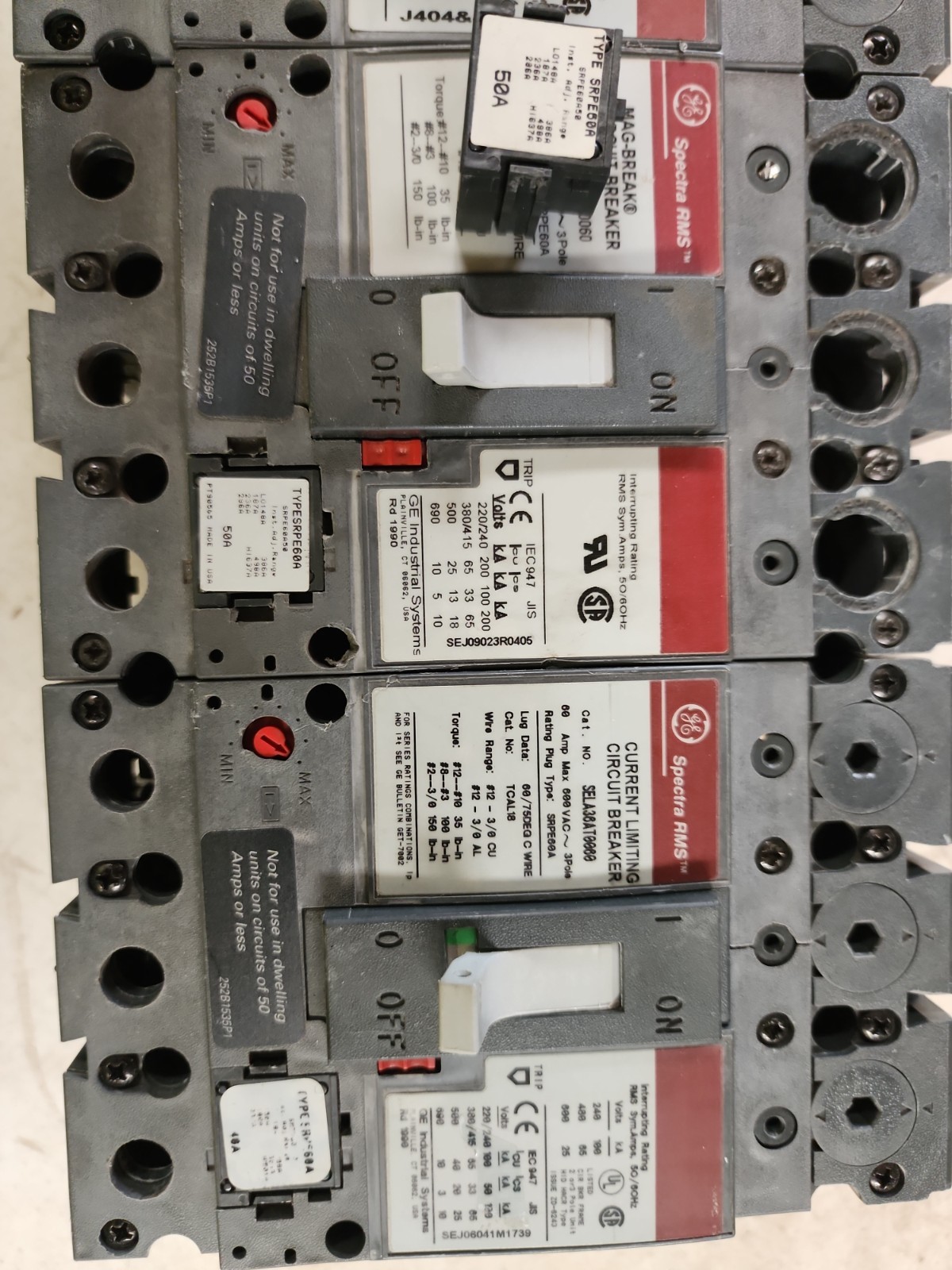 GE SPECTRA RMS 60 AMP CIRCUIT BREAKER SELA36AT0060 3 POLES W/ PLUGS 40, 50, 60