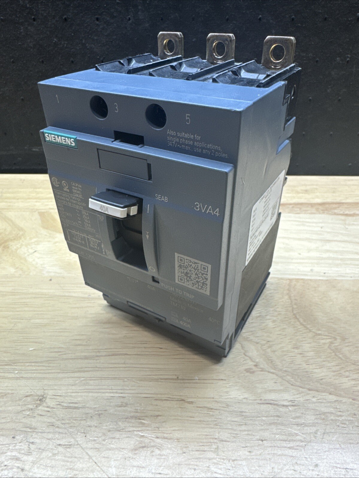 Siemens 3VA4140-4ED34-0AA0 3 Pole 40 Amp 240/480/600v Tested Chipped Corner