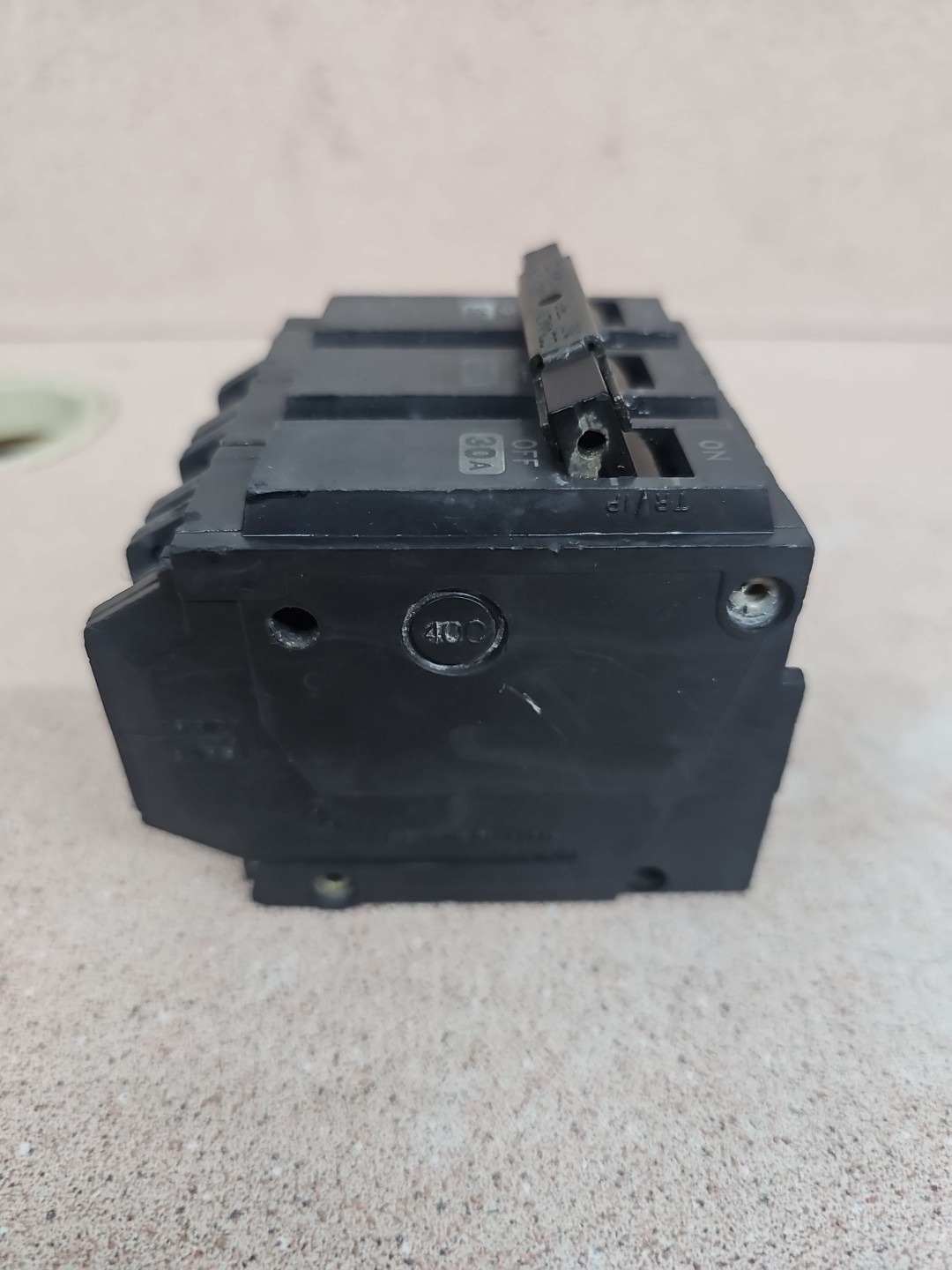 GE THQL32030 Circuit Breaker 30 Amp 3 Pole 240 Vac Chipped NT