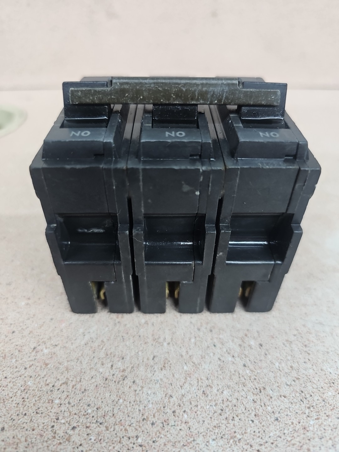 GE THQL32030 Circuit Breaker 30 Amp 3 Pole 240 Vac Chipped NT