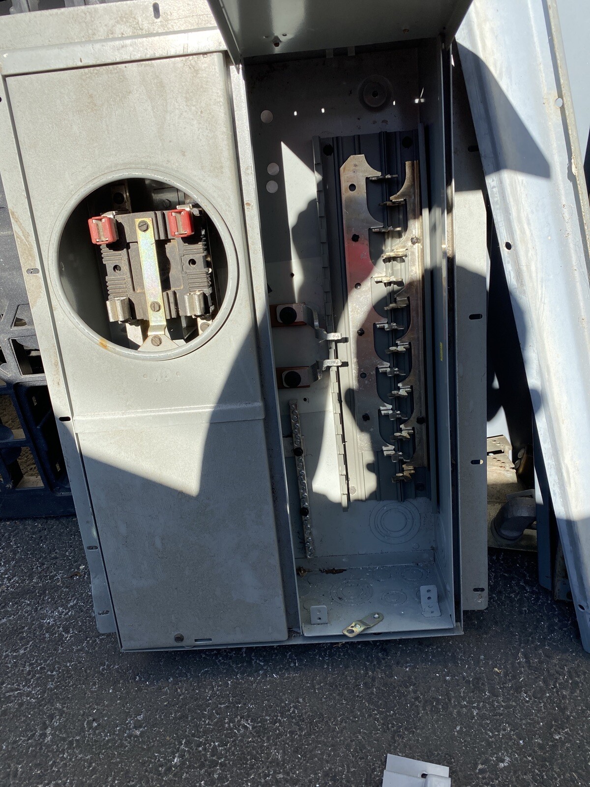 MURRAY BUSS BAR 125A 240V 1 PH 12 SPC + 2 SPC MAYN 14 There is no burnt leg.