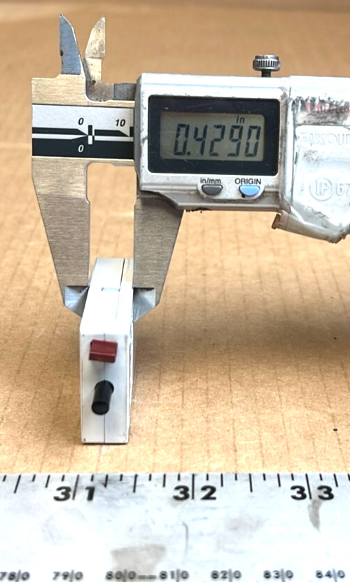 E-T-A Circuit Breaker 8A, 28V, 127-P10-H-KF