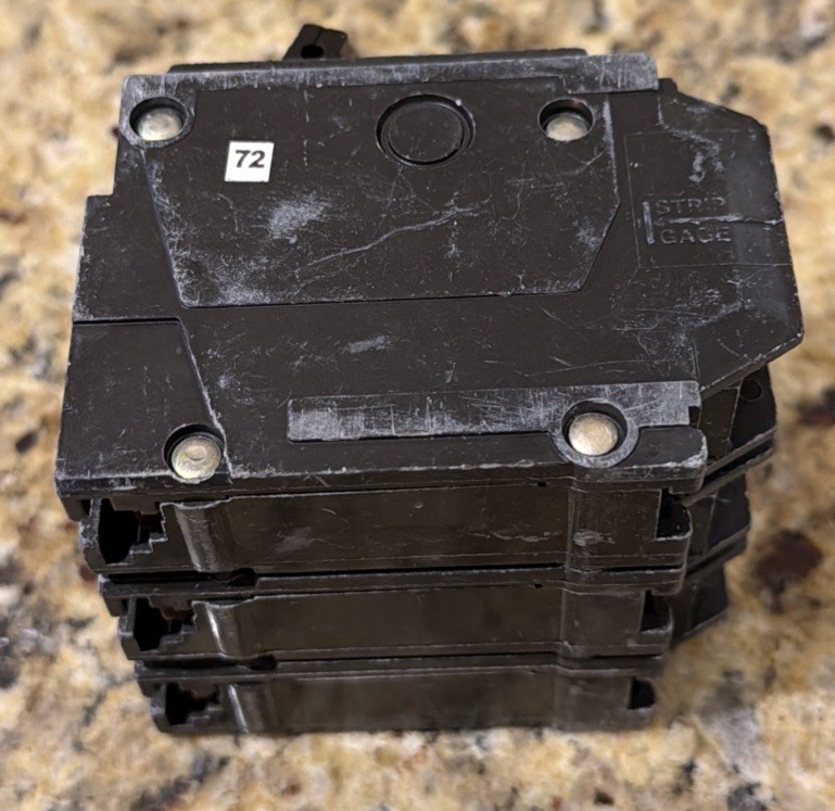 GE THQL360 COMMERCIAL CIRCUIT BREAKER 3- POLE 60 AMP PLUG IN. MISSING TWO SCREWS