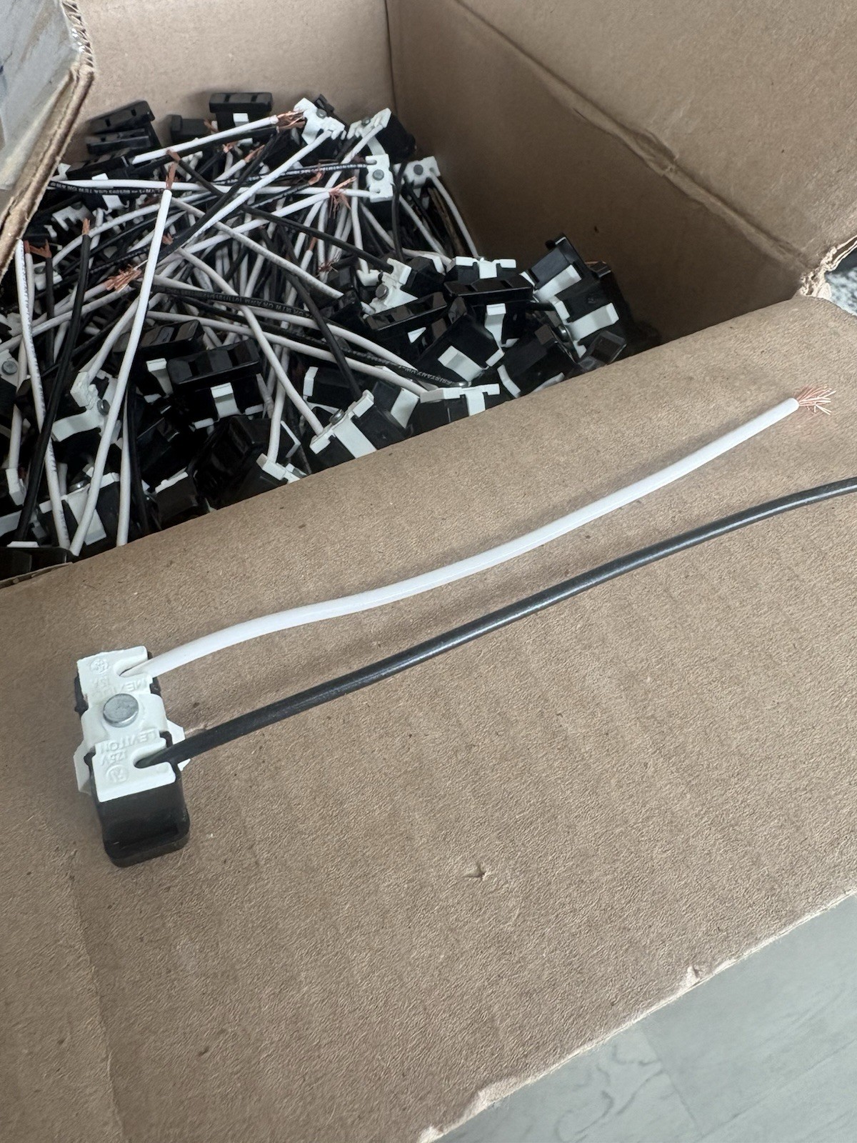 500 PCS LEVITON 15A, 125V, Snap-In Receptacle, 14GA 6-Inch Long Wired, 130