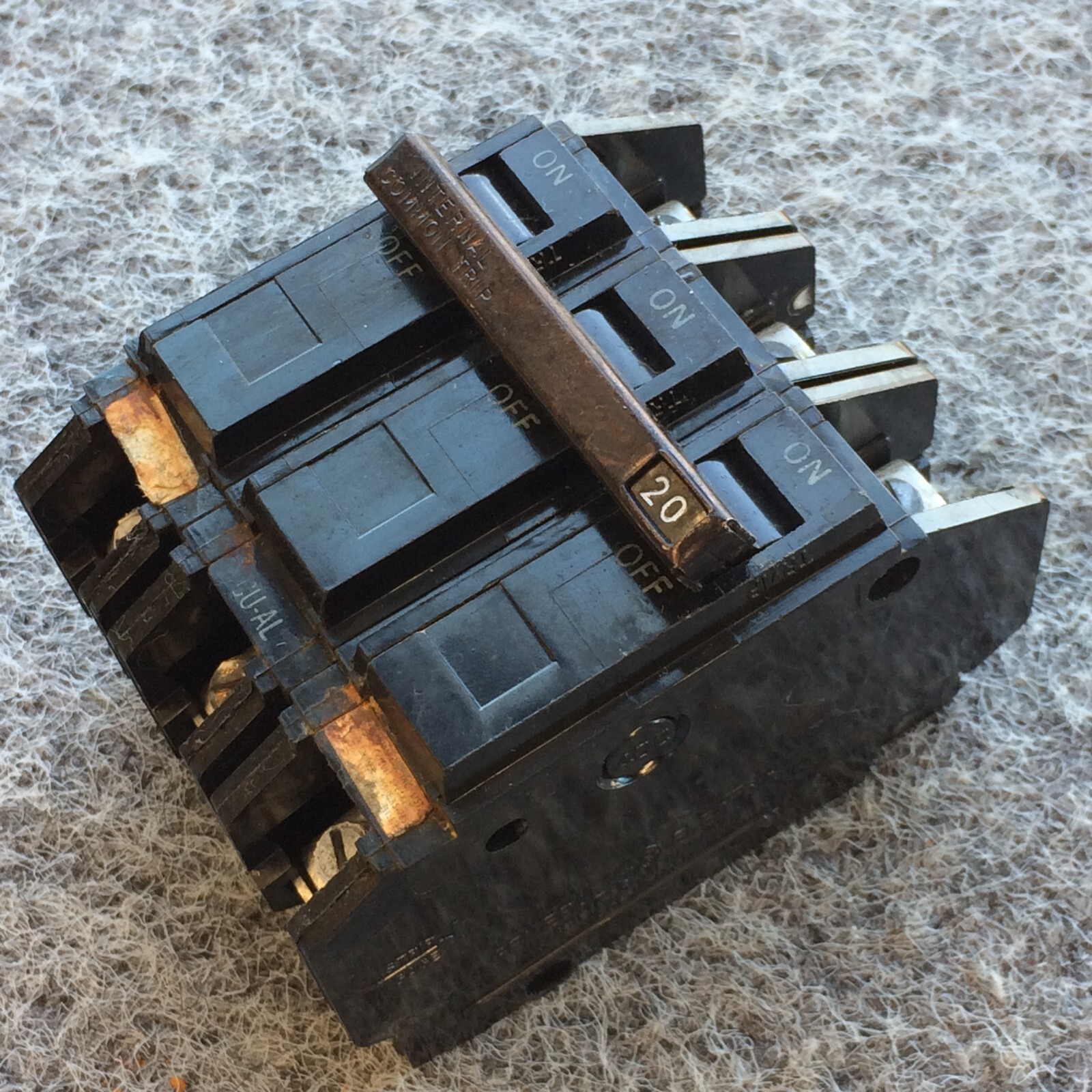 GE THQC32020 CIRCUIT BREAKER THREE POLE 20 AMPS AC GENERAL ELECTRIC WARRANTY