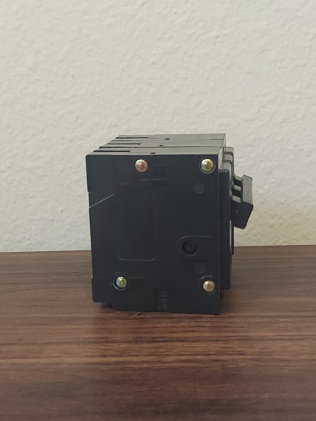 Cutler Hammer HQP3015H 3 pole 15 amp PLUG IN/ON Circuit Breaker (eaton)