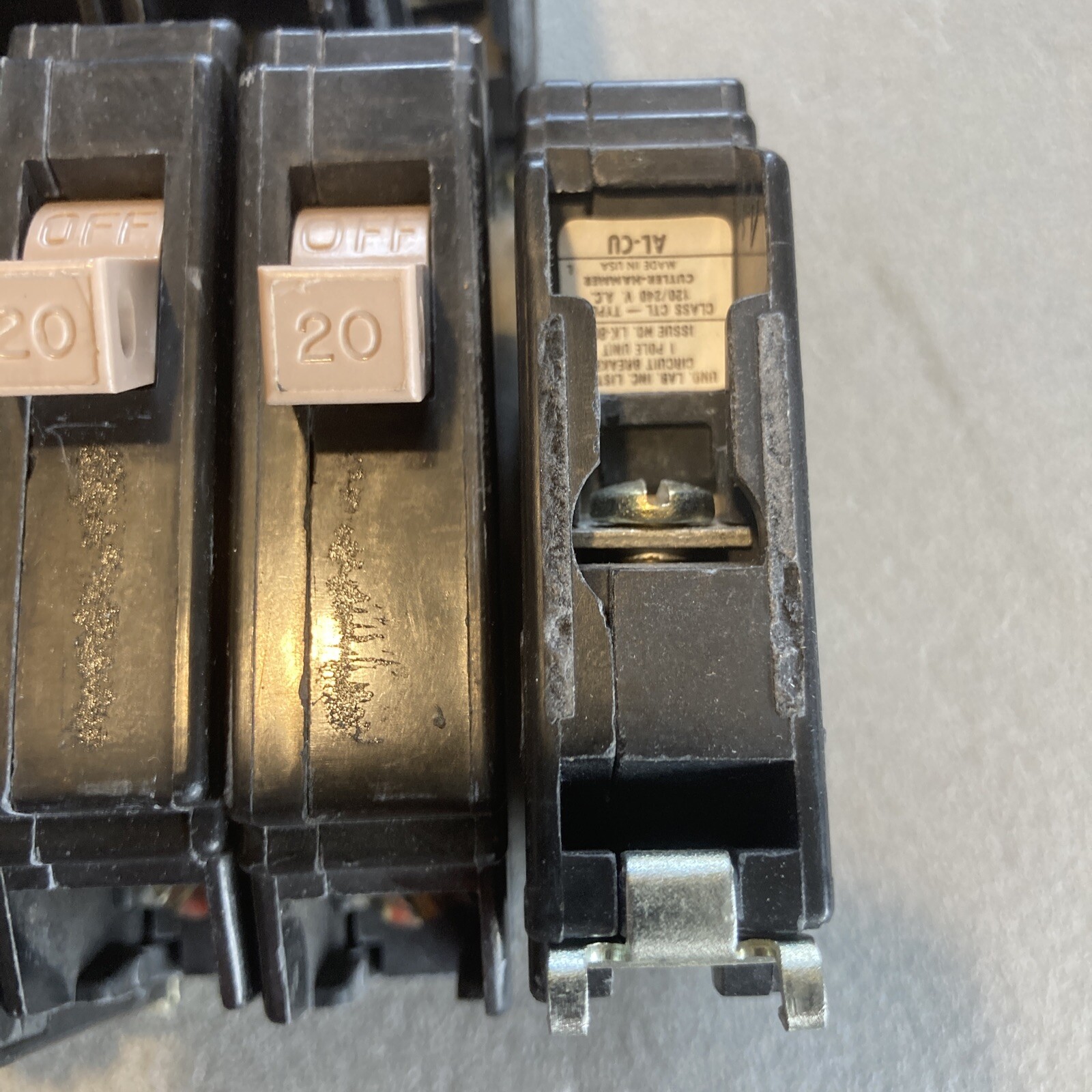 CH120 Cutler-Hammer Type CH 1 Pole 20 Amp 120v METAL FOOT / USED (No notch)
