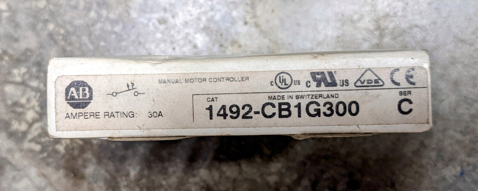 ALLEN BRADLEY 1492-CB1G300 SERIES C ~NEW, OPEN BOX
