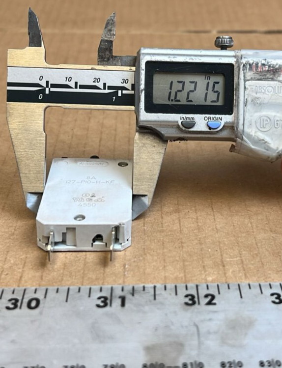 E-T-A Circuit Breaker 8A, 28V, 127-P10-H-KF