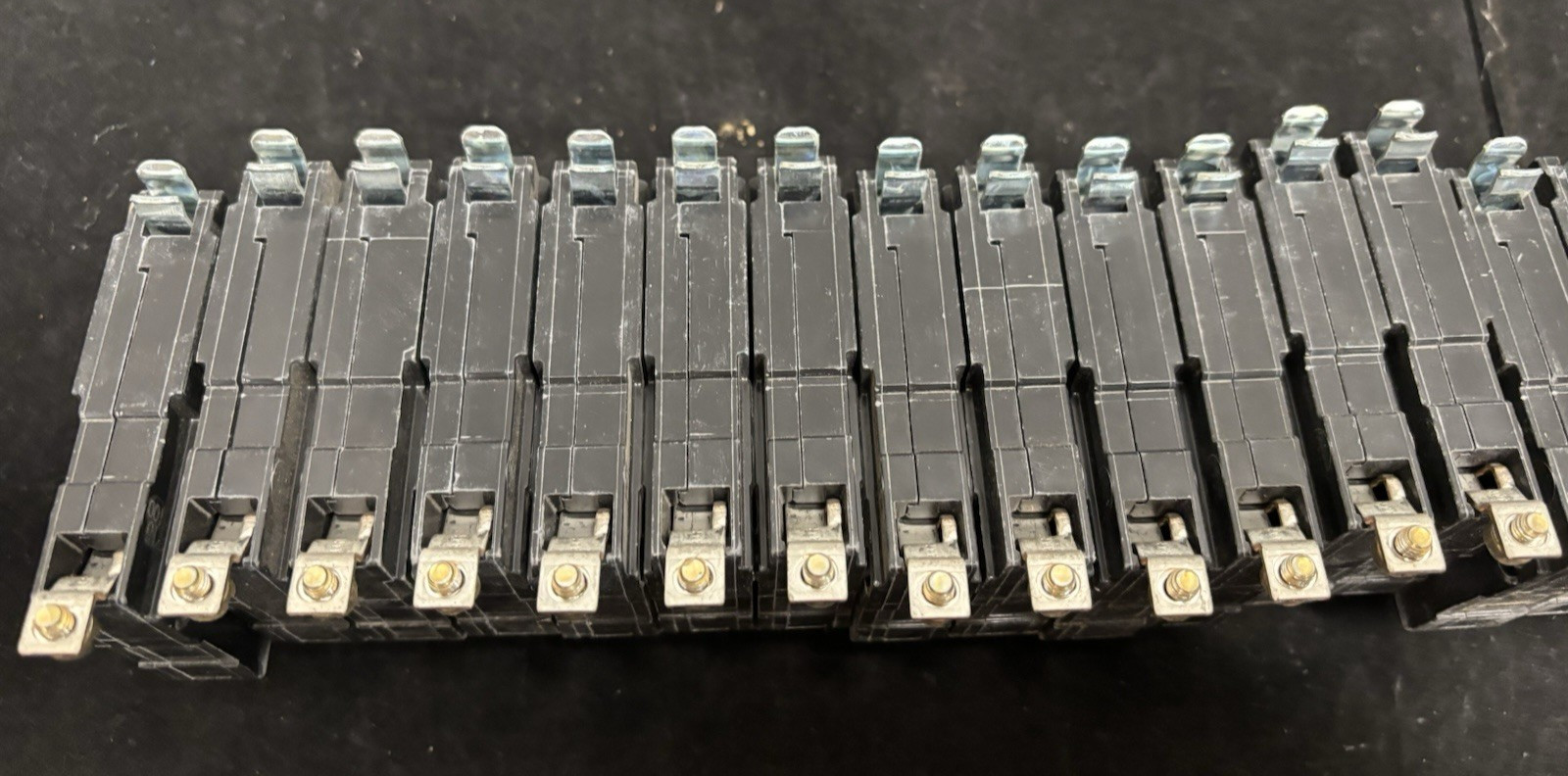 LOT OF 26 – SQUARE D CIRCUIT BREAKER 20A 1 POLE UNIT 10kA 120/240V DP-4075 QOB ✅