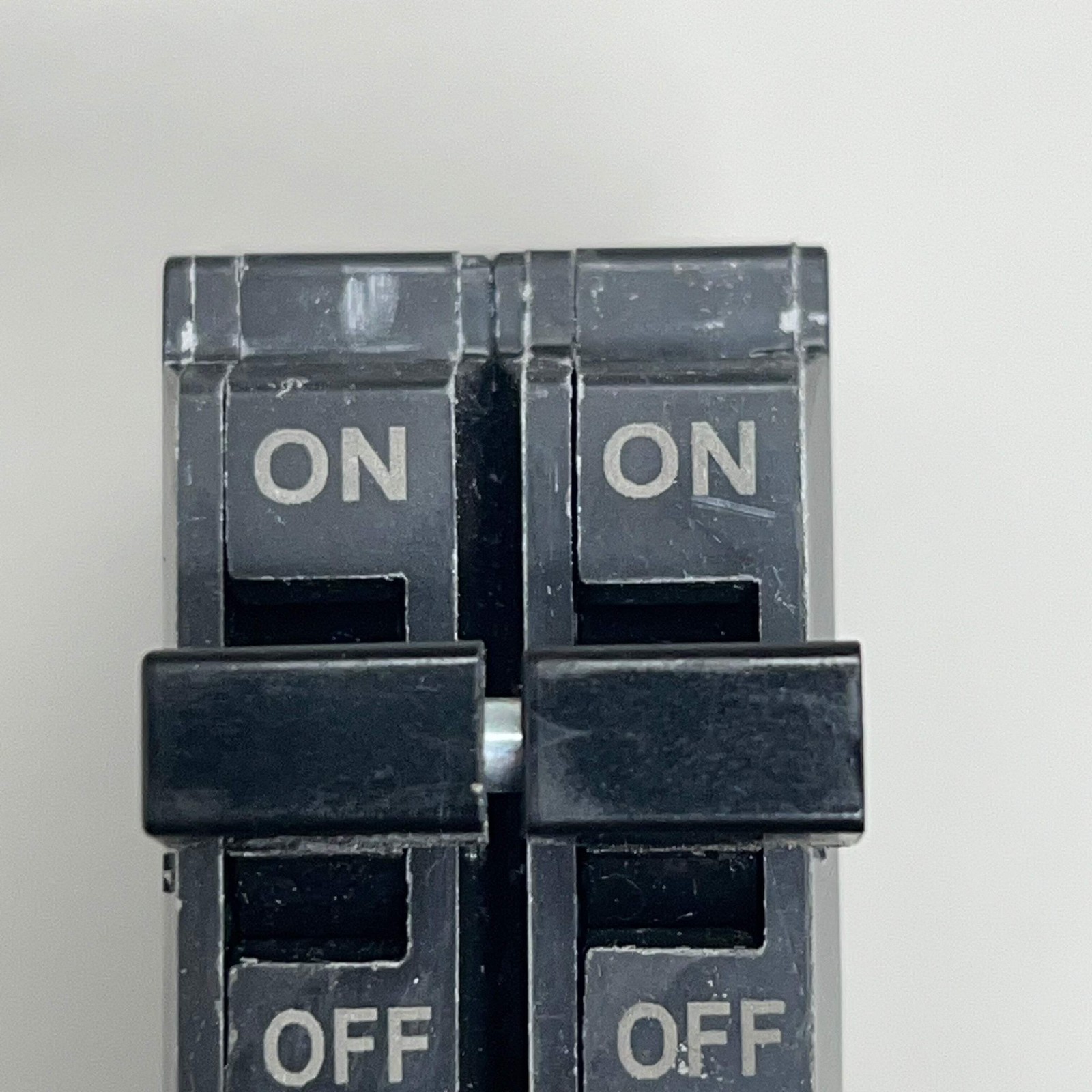 General Electric (2 PACK) 15 Amp 1/2″ Circuit Breaker 2 Poles 120/240AC Volts TH