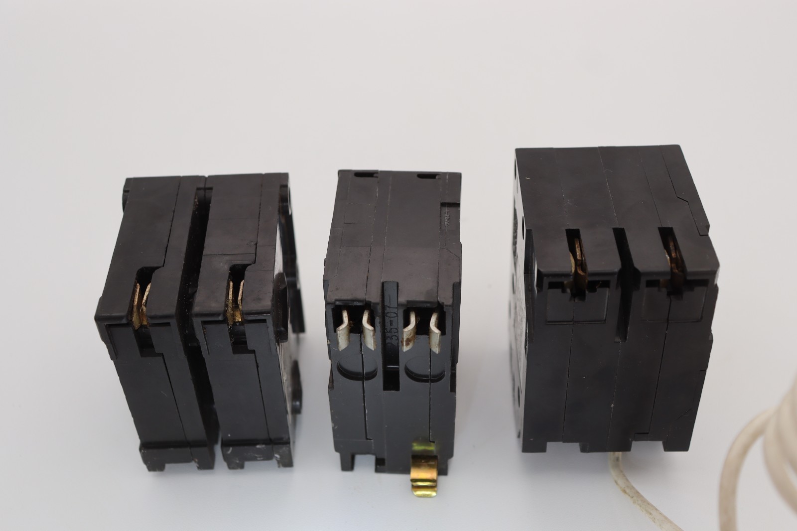 Assorted lot of 8- 15 Amp 1 and 2 Pole Circuit Breakers *See Description*