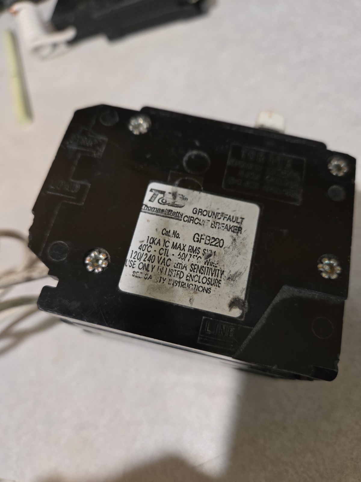 Thomas & Betts GFB220 220 Amp 2 Pole 240v Mini Circuit Breaker missing 1 screw