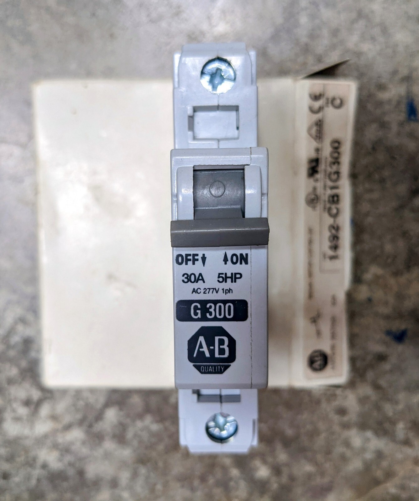 ALLEN BRADLEY 1492-CB1G300 SERIES C ~NEW, OPEN BOX