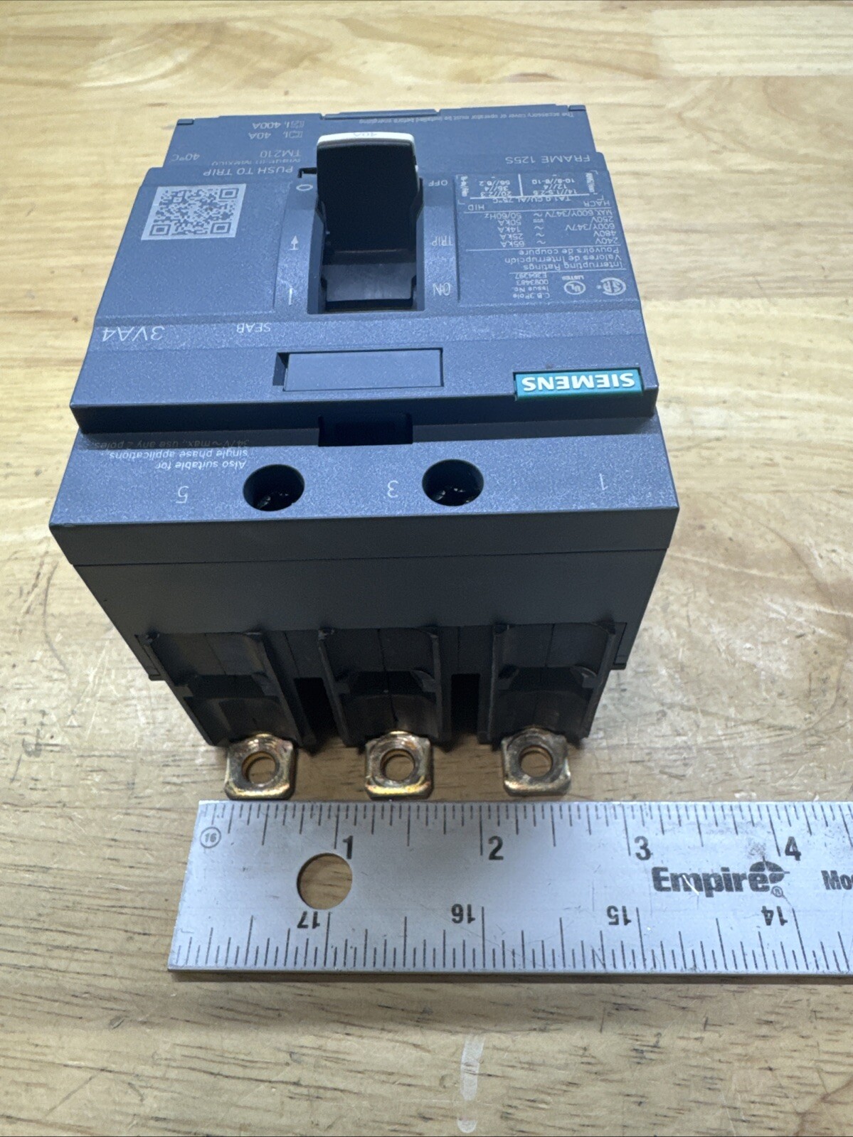 Siemens 3VA4140-4ED34-0AA0 3 Pole 40 Amp 240/480/600v Tested Chipped Corner