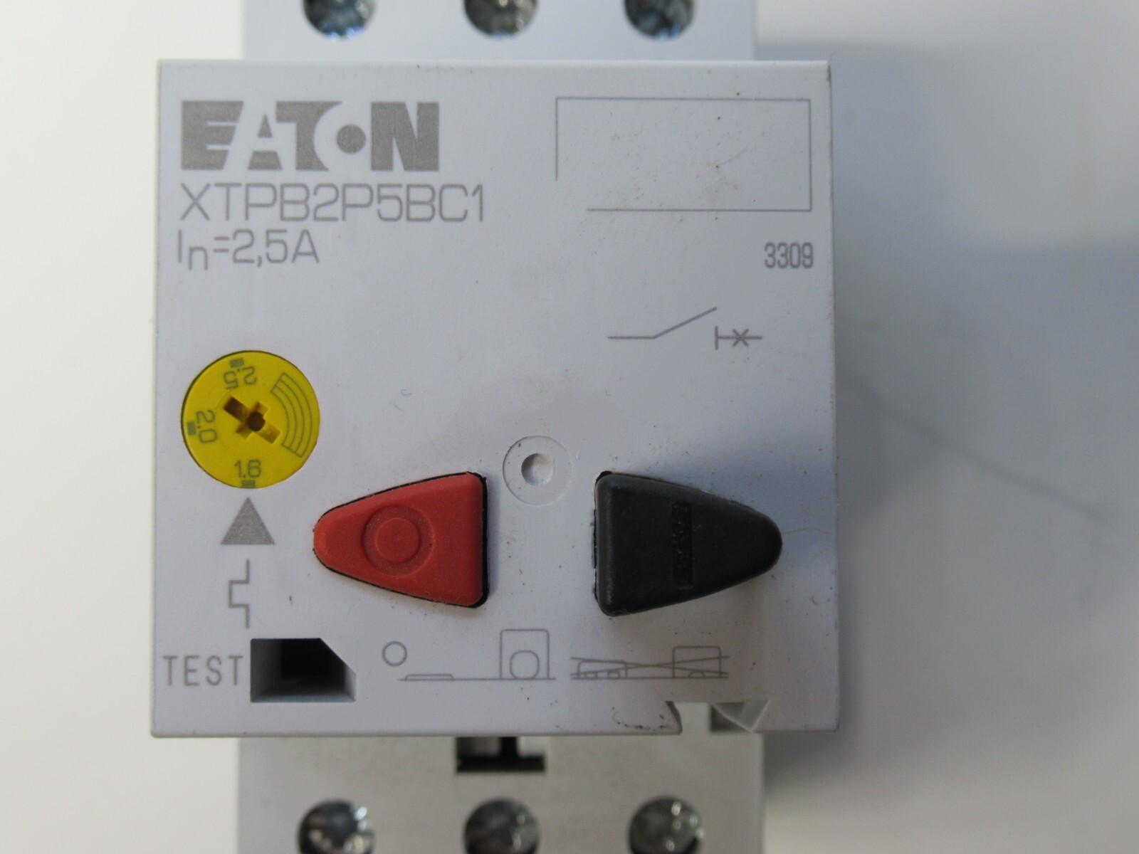 (NEW) CUTLER HAMMER / EATON XTPB2P5BC1 Series XT 2.5A Amp A Push Button Breaker