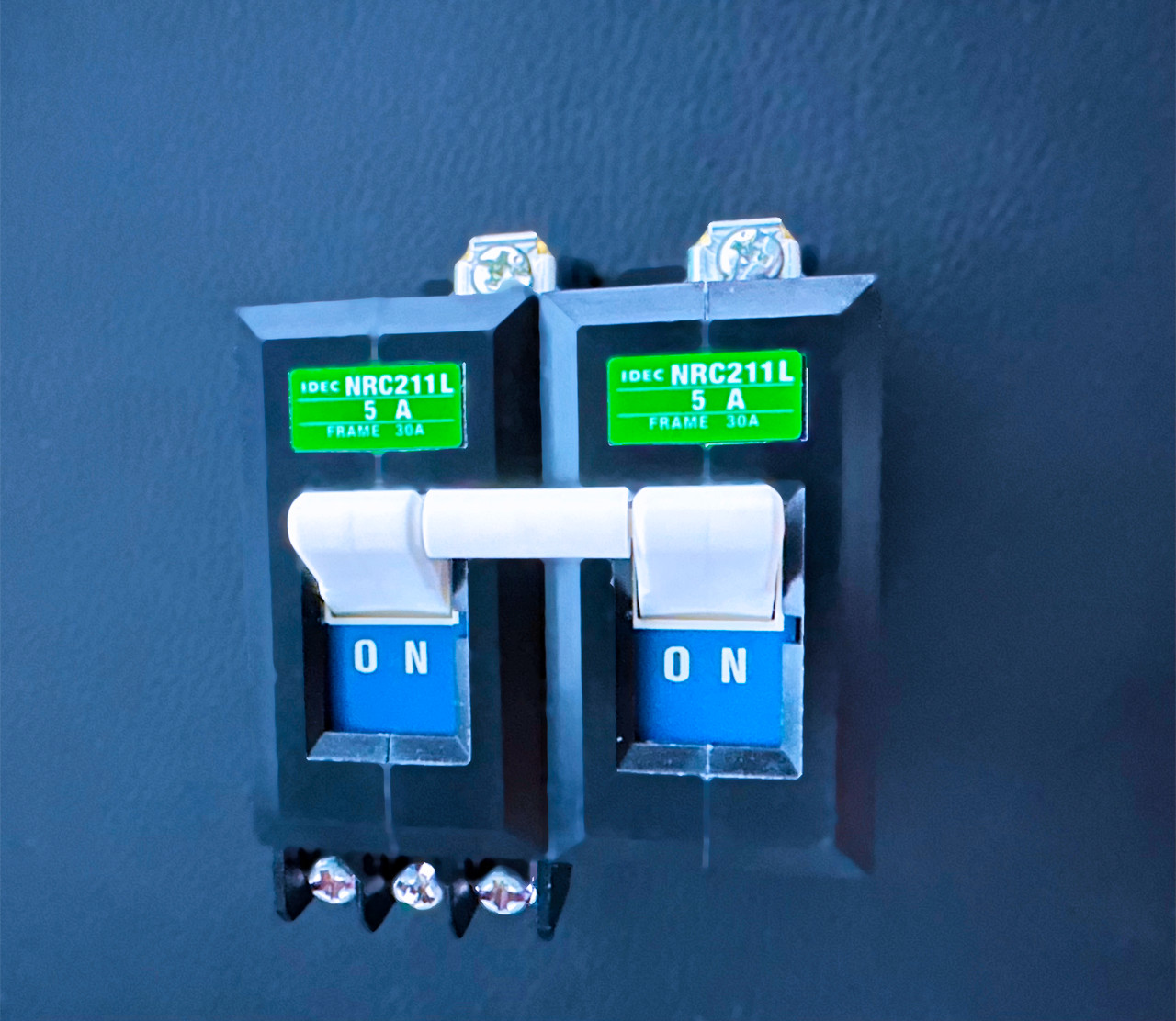 NRC211L-5A-AA IDEC Circuit Breaker NRC 2Pole 65VDC 250VAC 5A A Trip Curve