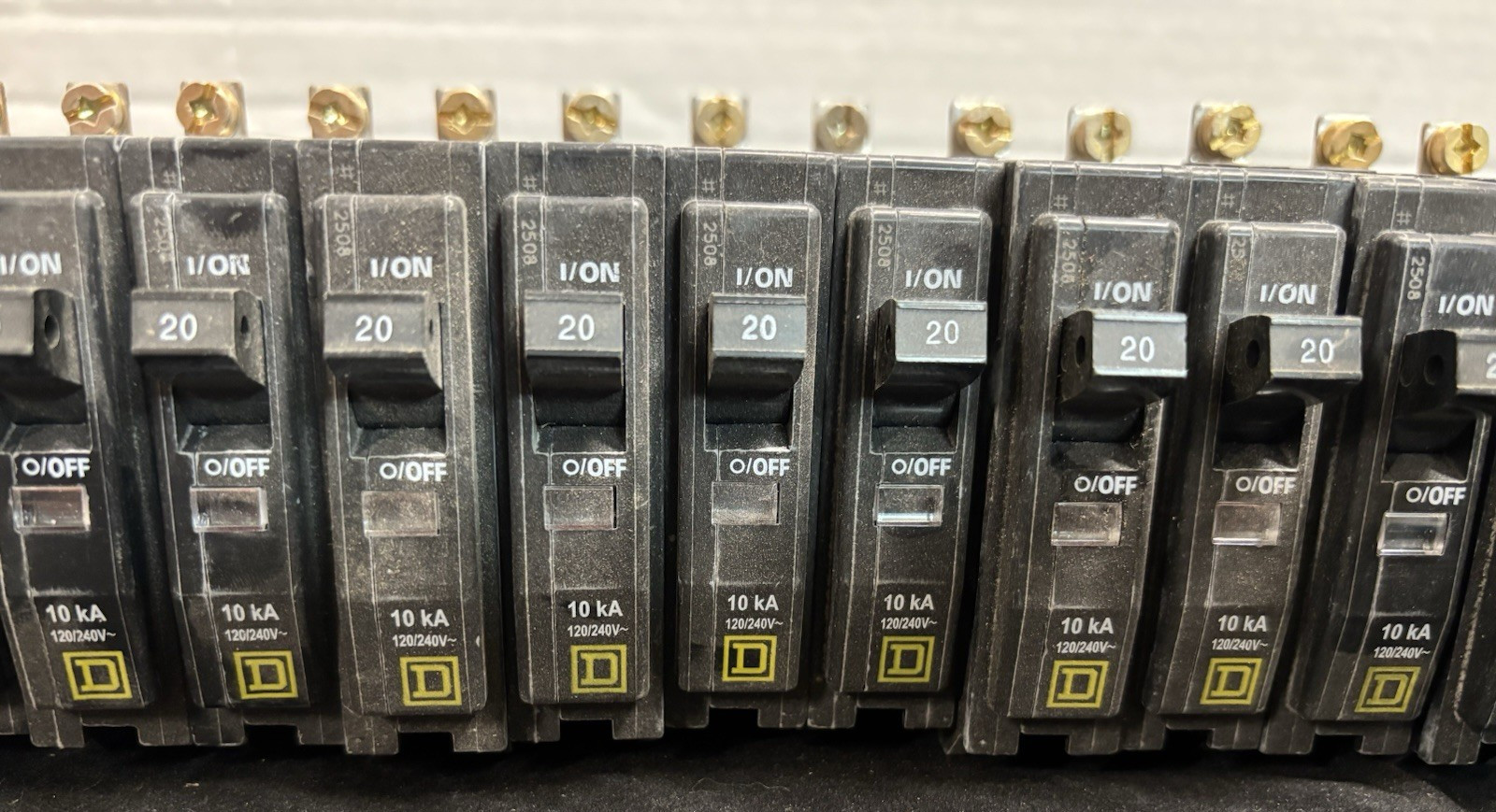 LOT OF 26 – SQUARE D CIRCUIT BREAKER 20A 1 POLE UNIT 10kA 120/240V DP-4075 QOB ✅