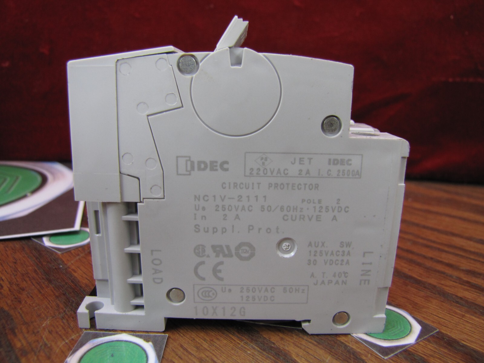 2a Idec Circuit Protector Breaker 2 pole 2 Amp 220vac 125vdc aux AC/DC NC1V-21