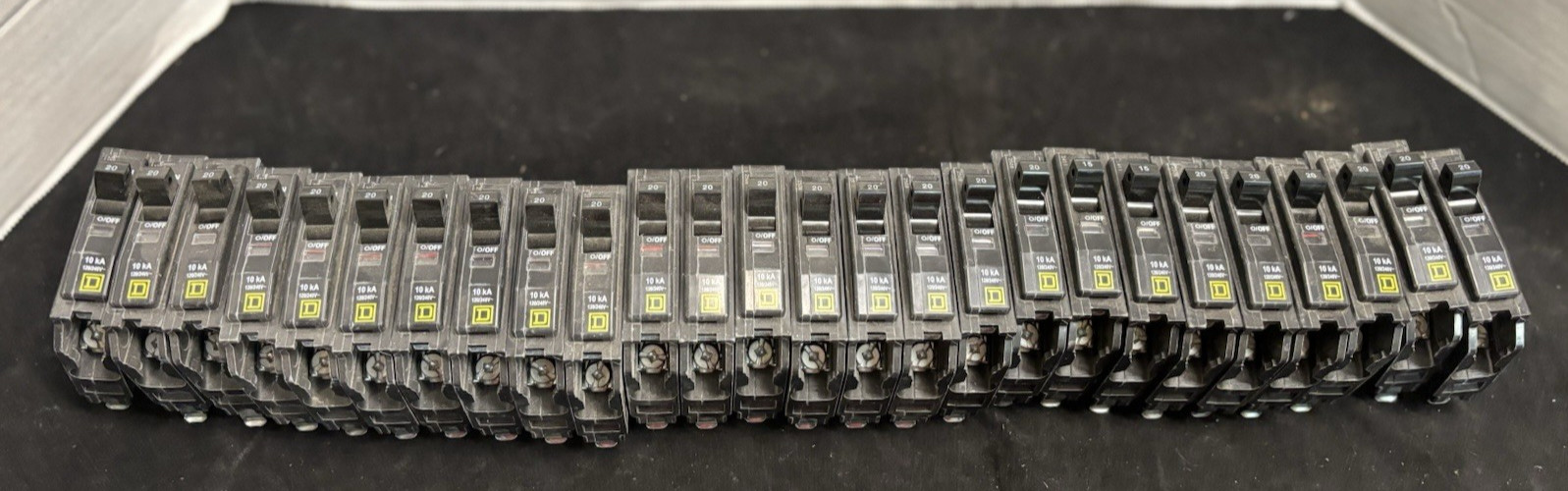 LOT OF 26 – SQUARE D CIRCUIT BREAKER 20A 1 POLE UNIT 10kA 120/240V DP-4075 QOB ✅