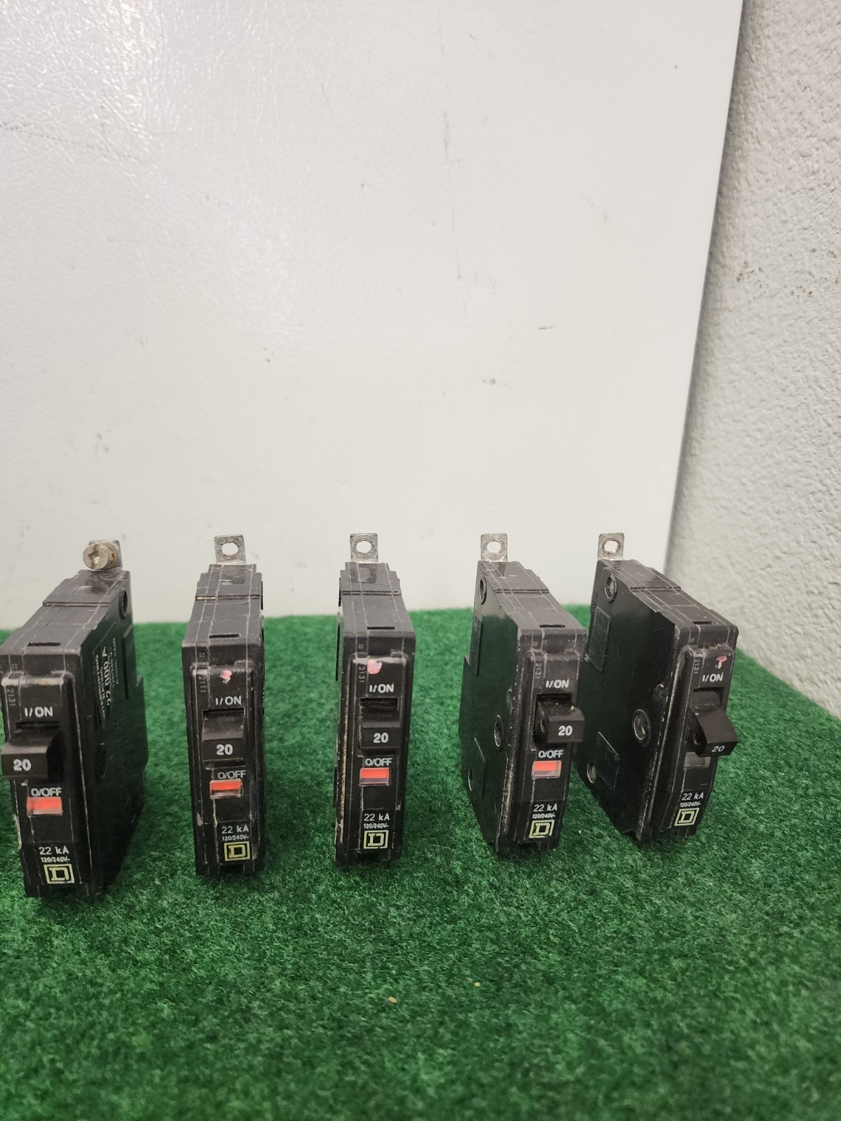 (11) Square D QOB120VH 20 Amp Single Pole 120 Volt 22kA Bolt-On Circuit Beaker