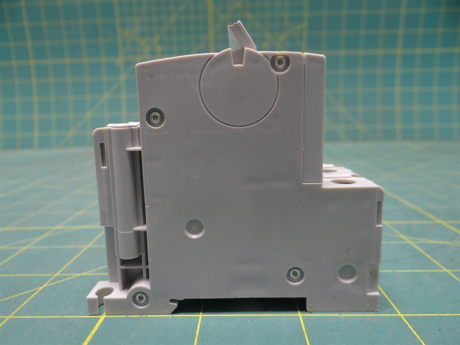 IDEC NC1V-2100-3AA Circuit Protector 2 Pole Current Trip 3 Amp Medium Time Delay