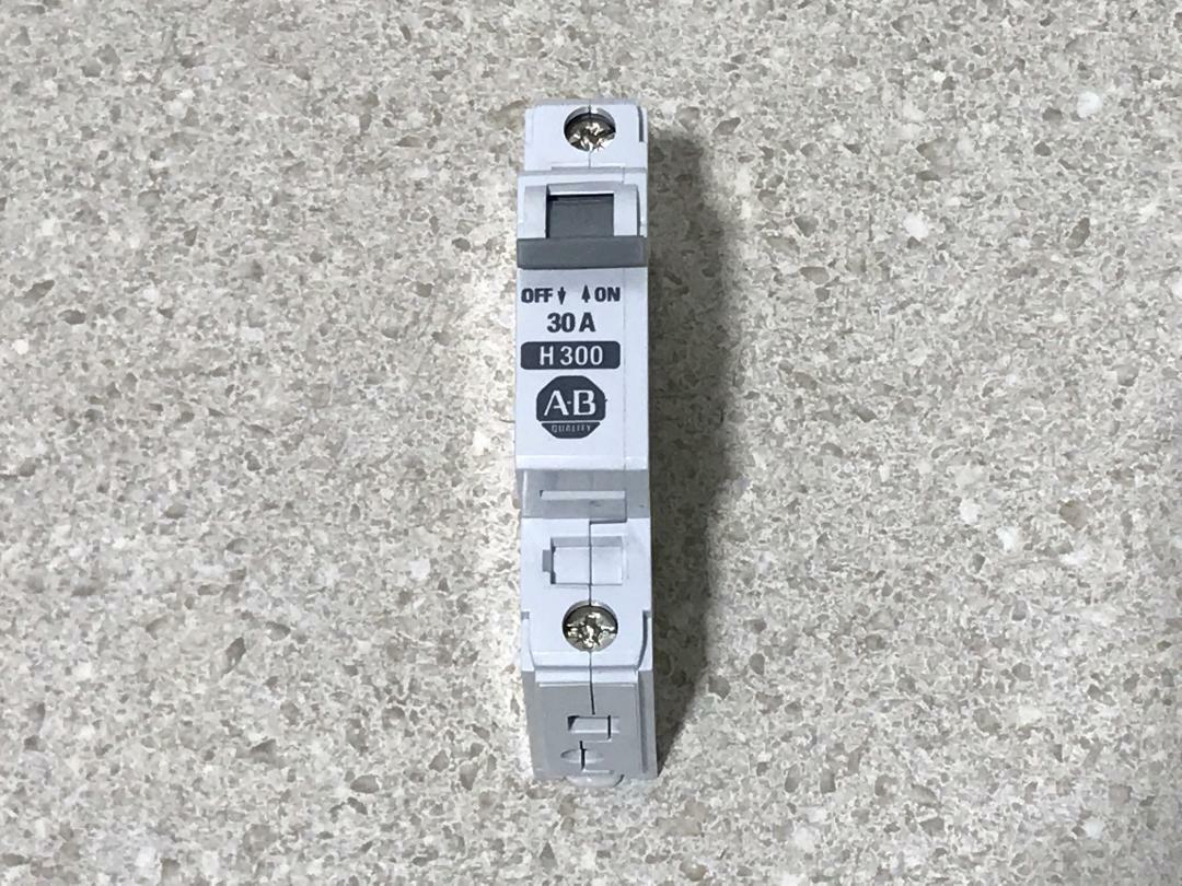 Allen Bradley 1492-CB1H300 Ser. B NEW