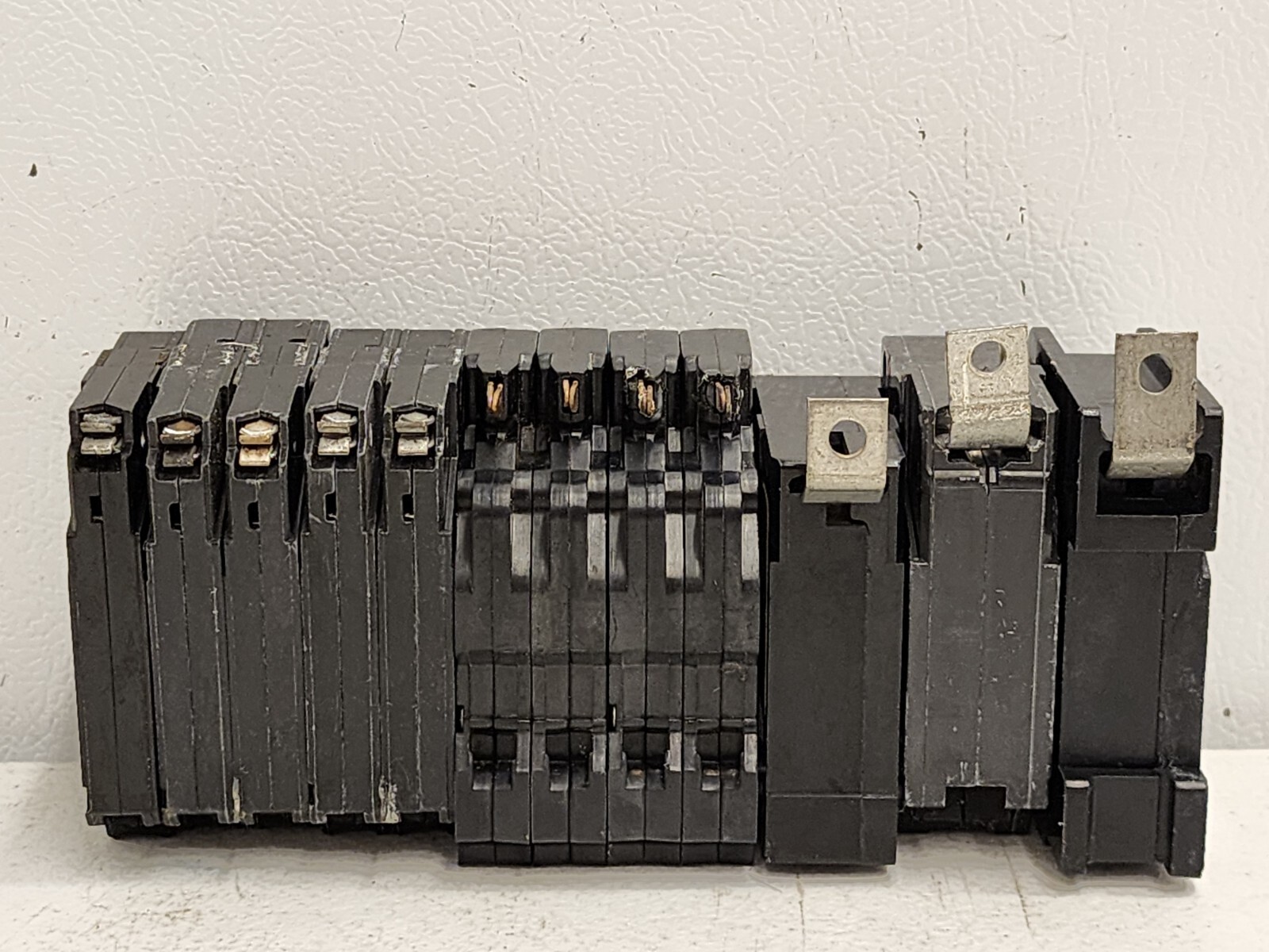 Lot Of 8 VARIETY Used Circuit Breakers GE EATON 20,30,40 & 50