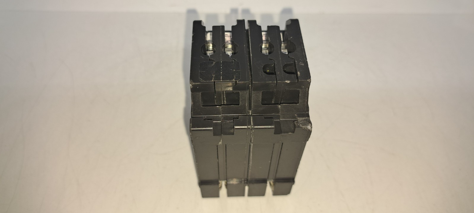 Square D HOMT1515220 2 1 Pole 15 Amp 1 2 Pole 20 Amp Non-Common Breaker NEW Flaw