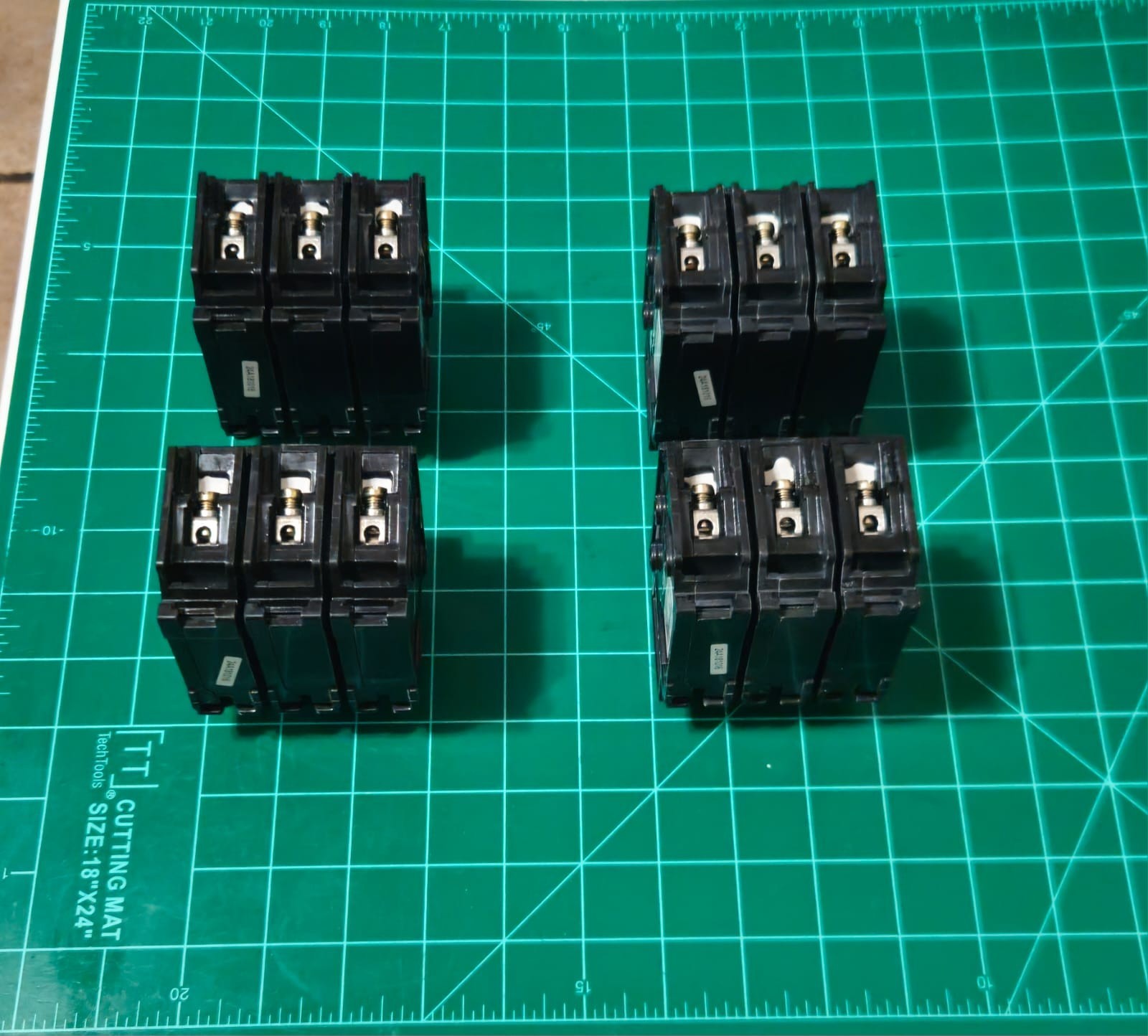 LOT FOR 4 Siemens BQ3B035 35 Amp 3 Pole 240V Circuit Breaker LOT#10027