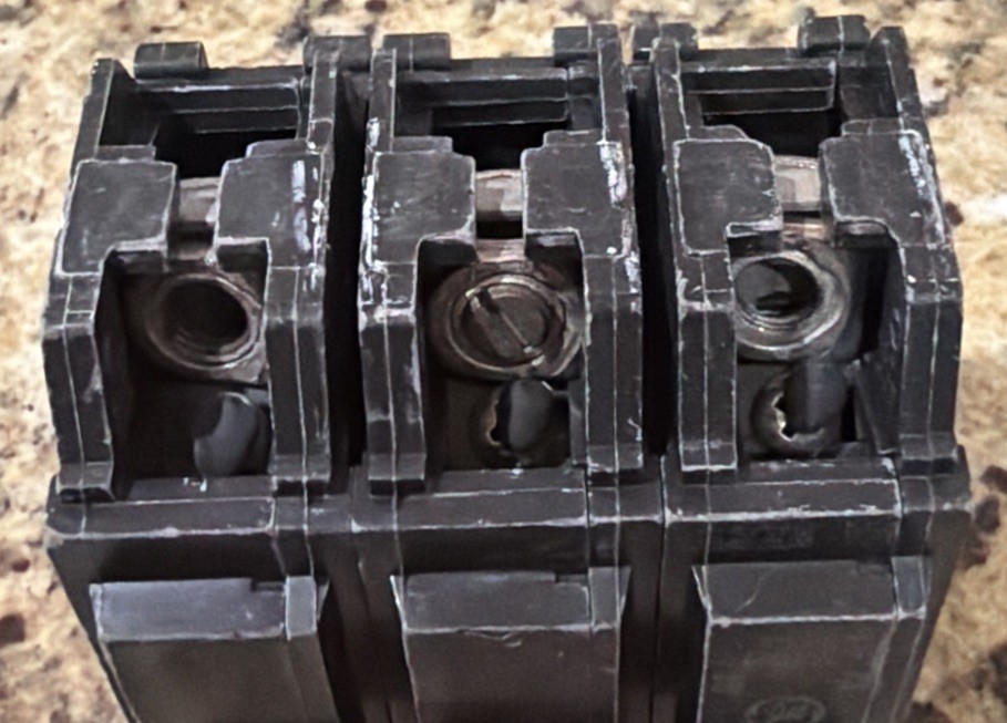GE THQL360 COMMERCIAL CIRCUIT BREAKER 3- POLE 60 AMP PLUG IN. MISSING TWO SCREWS