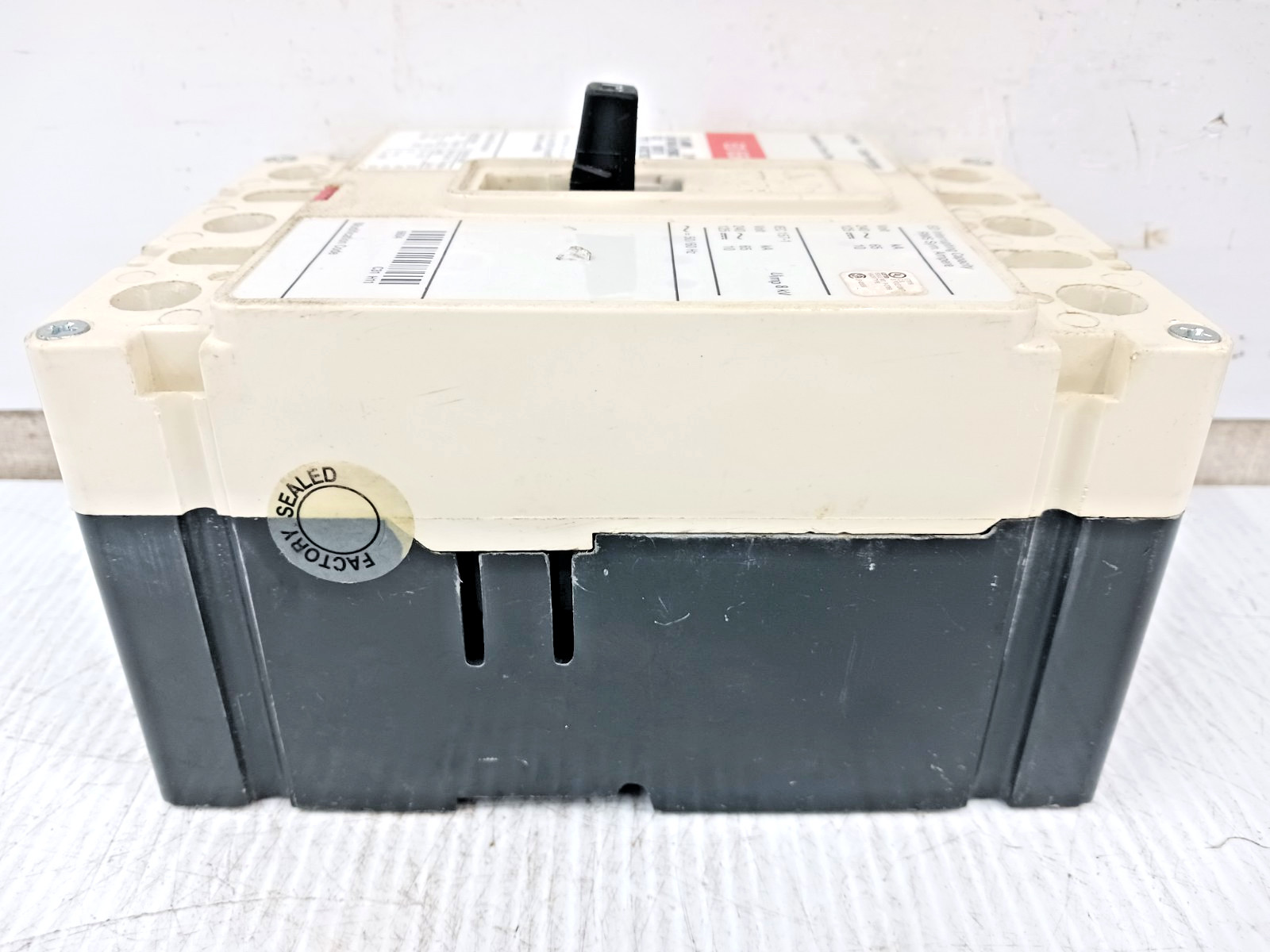 Eaton / Cutler-Hammer 175 Amp Circuit Breaker 3 Pole 240 VAC ED3175 *Flaw*