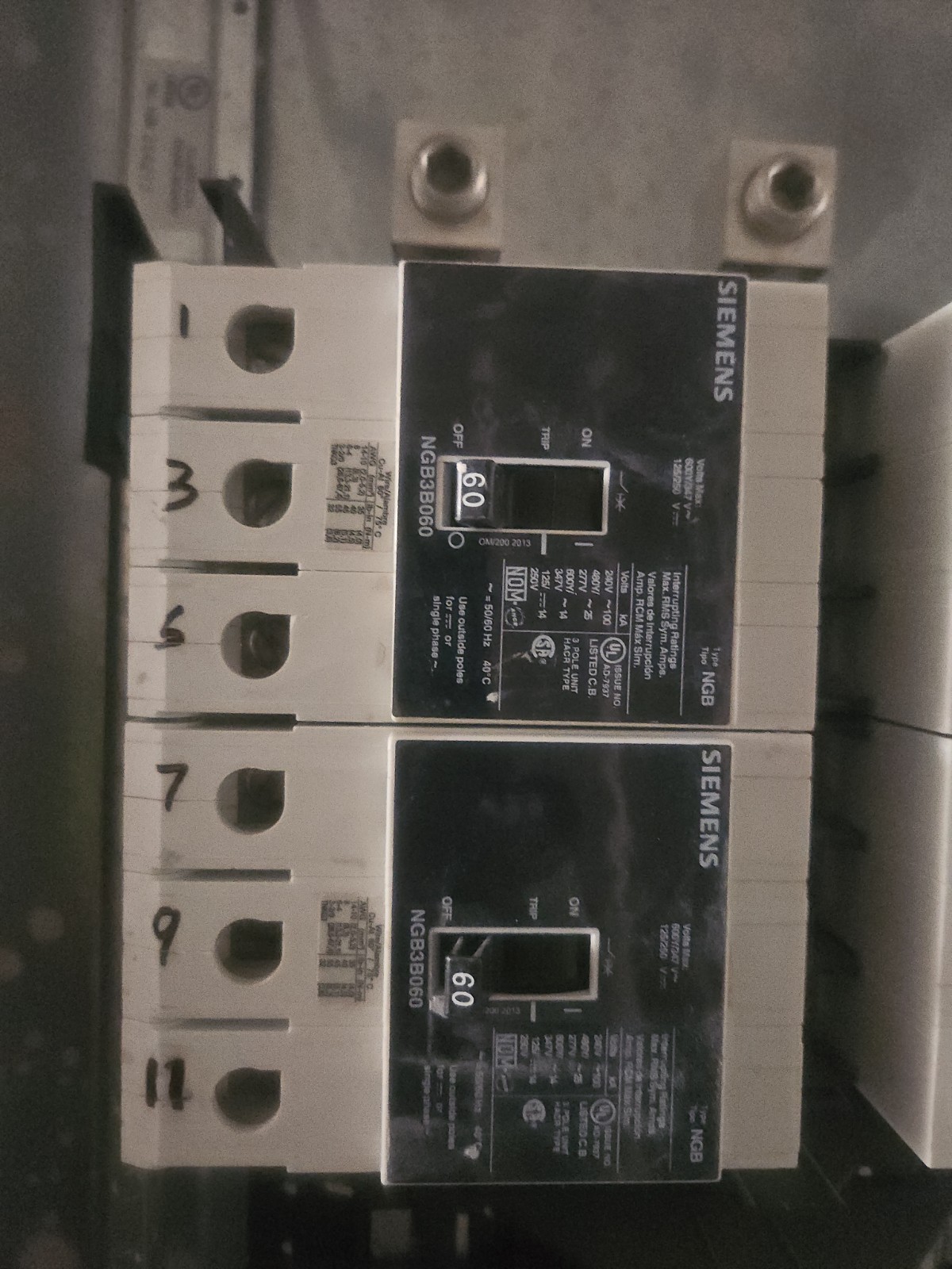 Siemens NGB3B060 60A 3-Pole Bolt-On Circuit Breaker 551-600V Trip Indicator